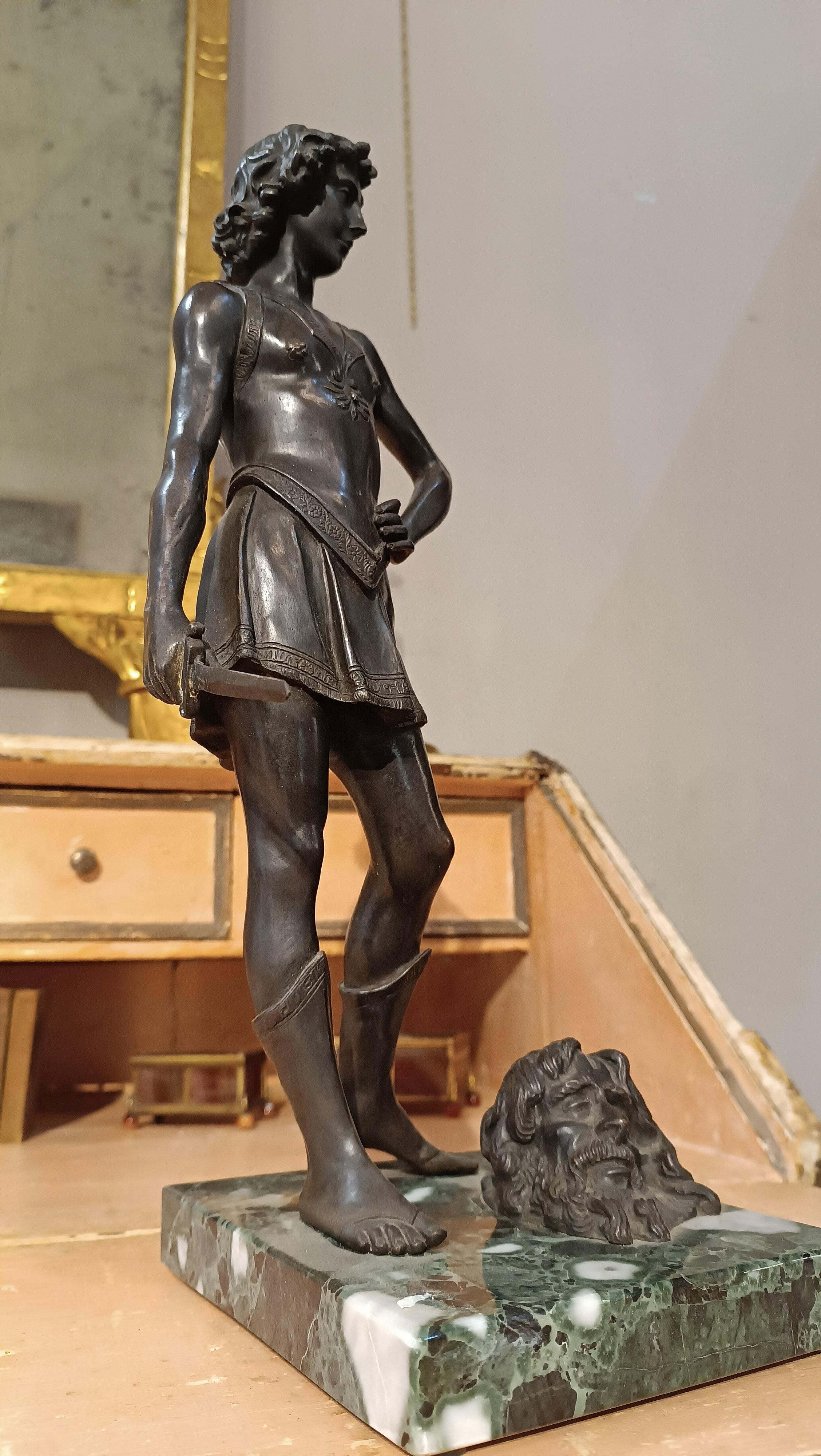 END OF THE 19th CENTURY BRONZE SCULPTURE DAVID AND GOLIATH WITH MARBLE BASE  For Sale 1