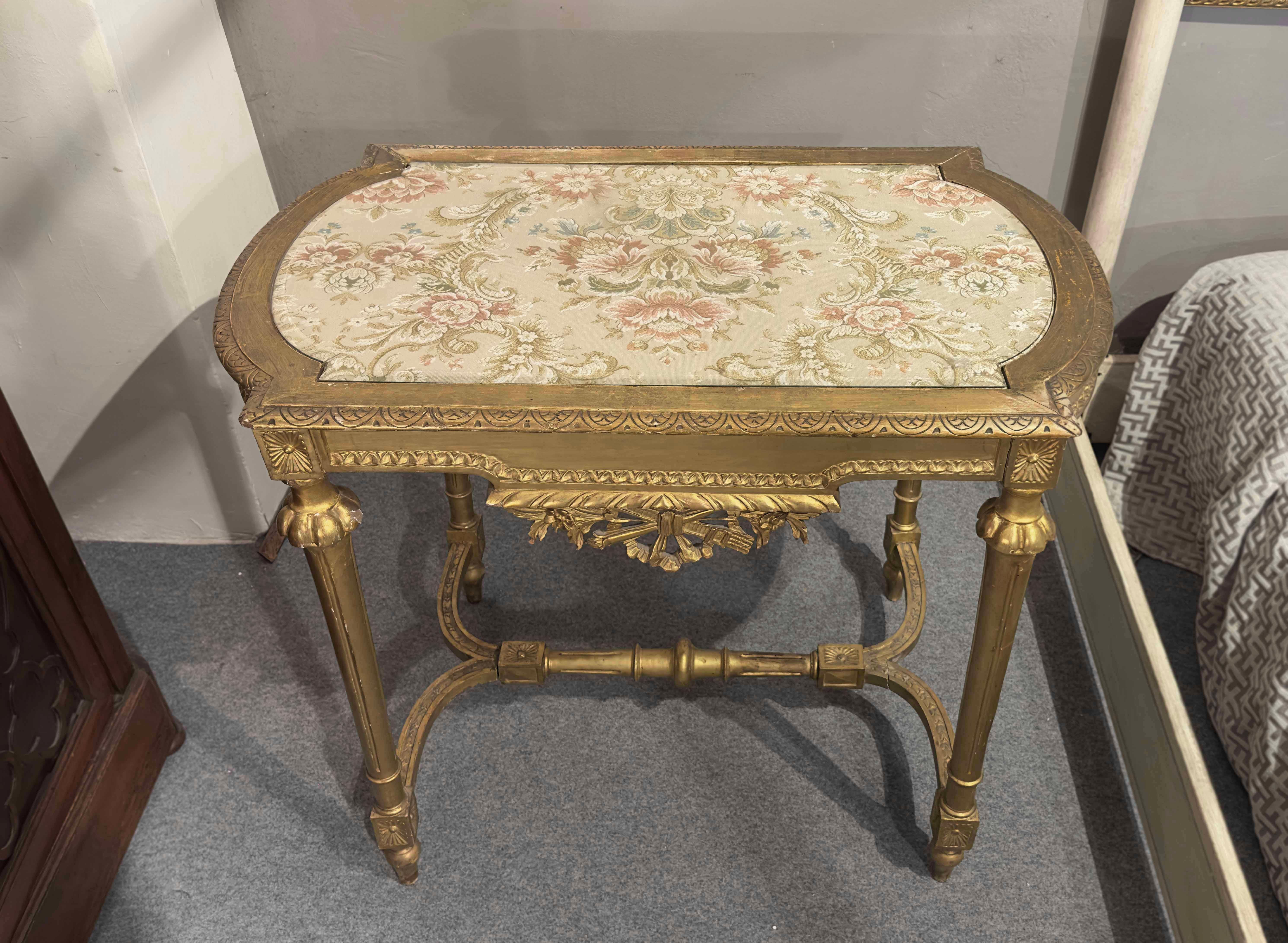 END OF THE 19th CENTURY GOLDEN TABLE IN NEOCLASSIC STYLE  In Good Condition For Sale In Firenze, FI