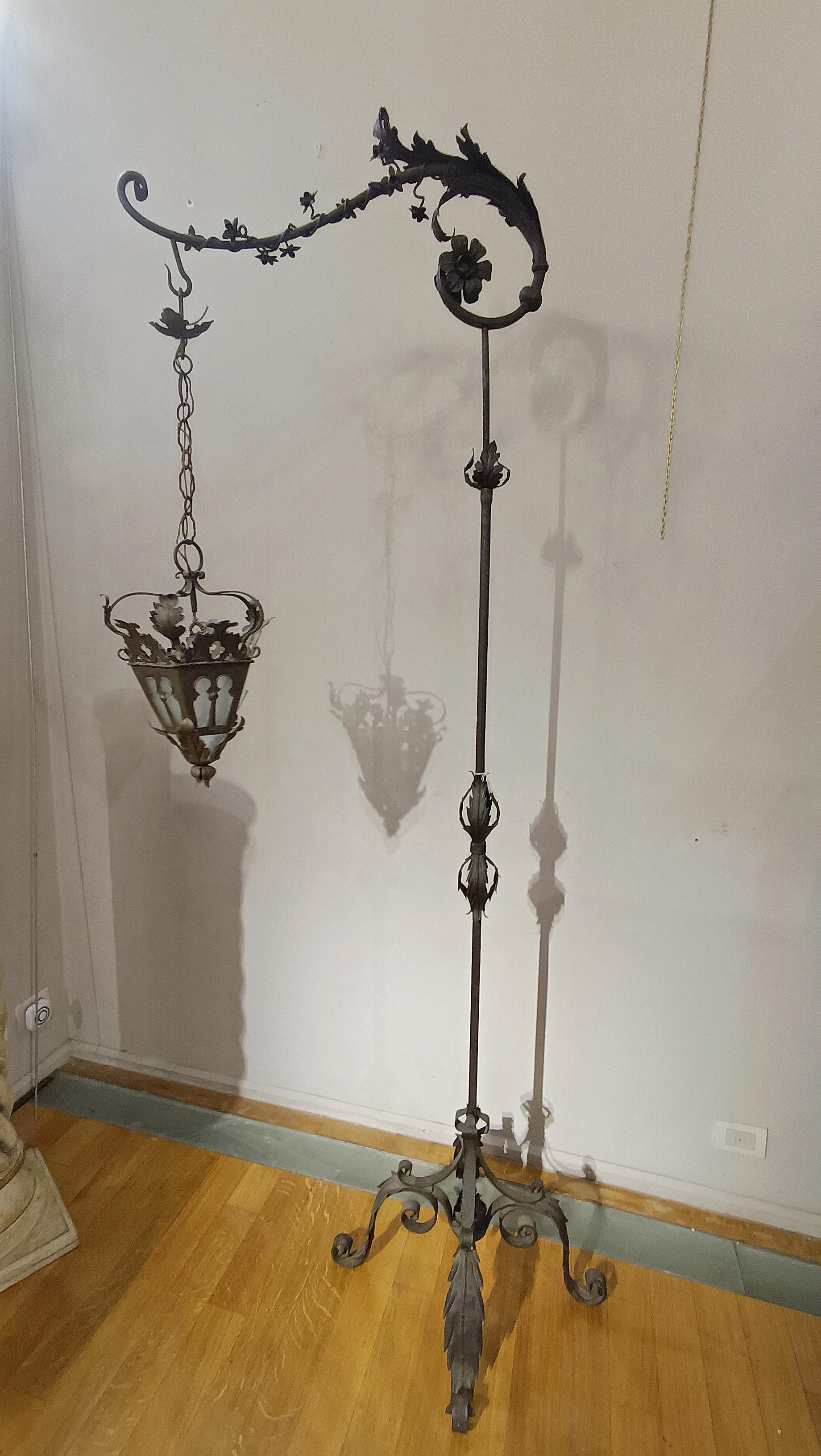 END OF THE 19th CENTURY IRON LANTERN HOLDER For Sale 3