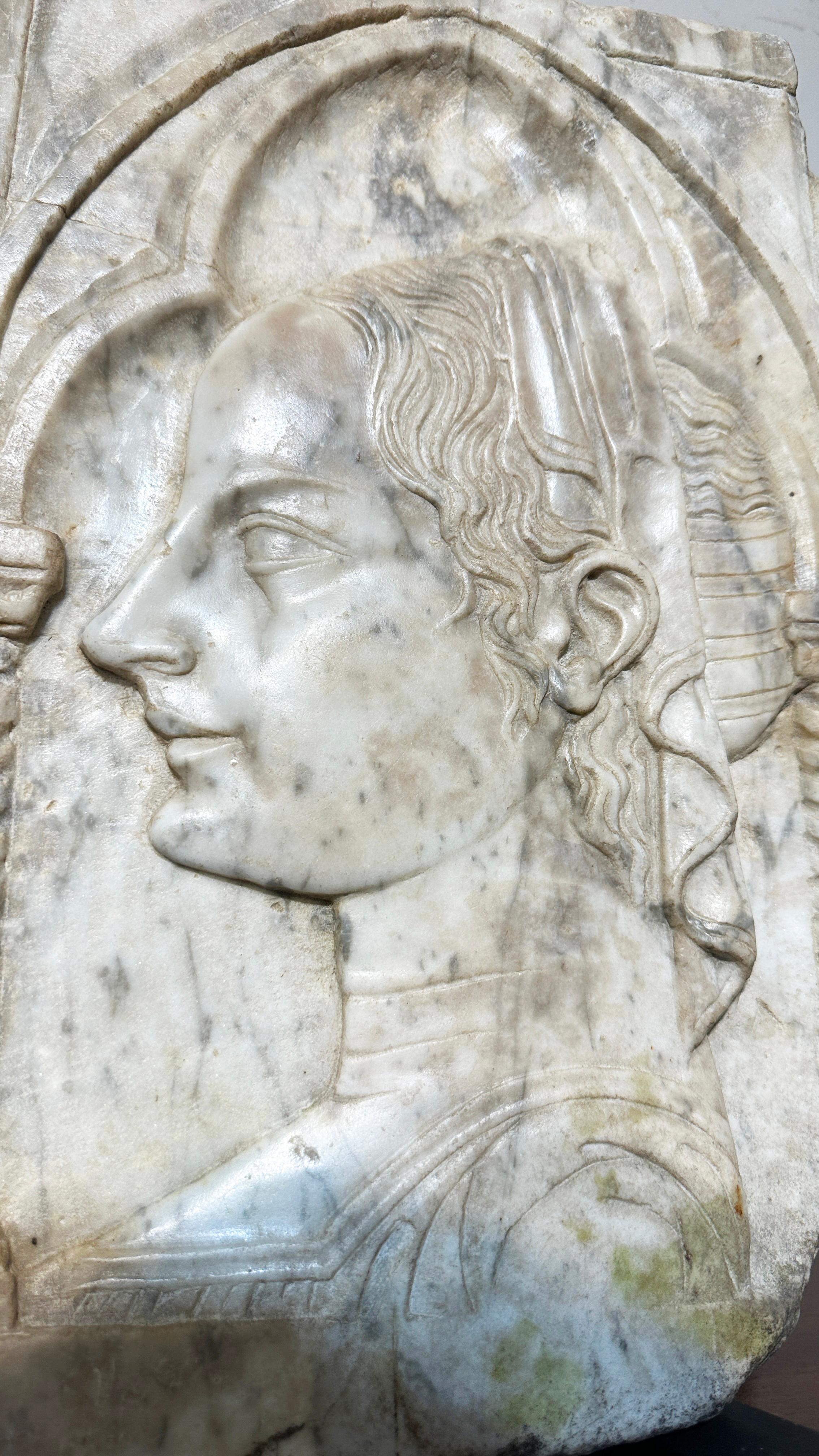 END OF THE 19th CENTURY MARBLE PLAQUE ATTRIBUTABLE TO DOSSENA For Sale 5