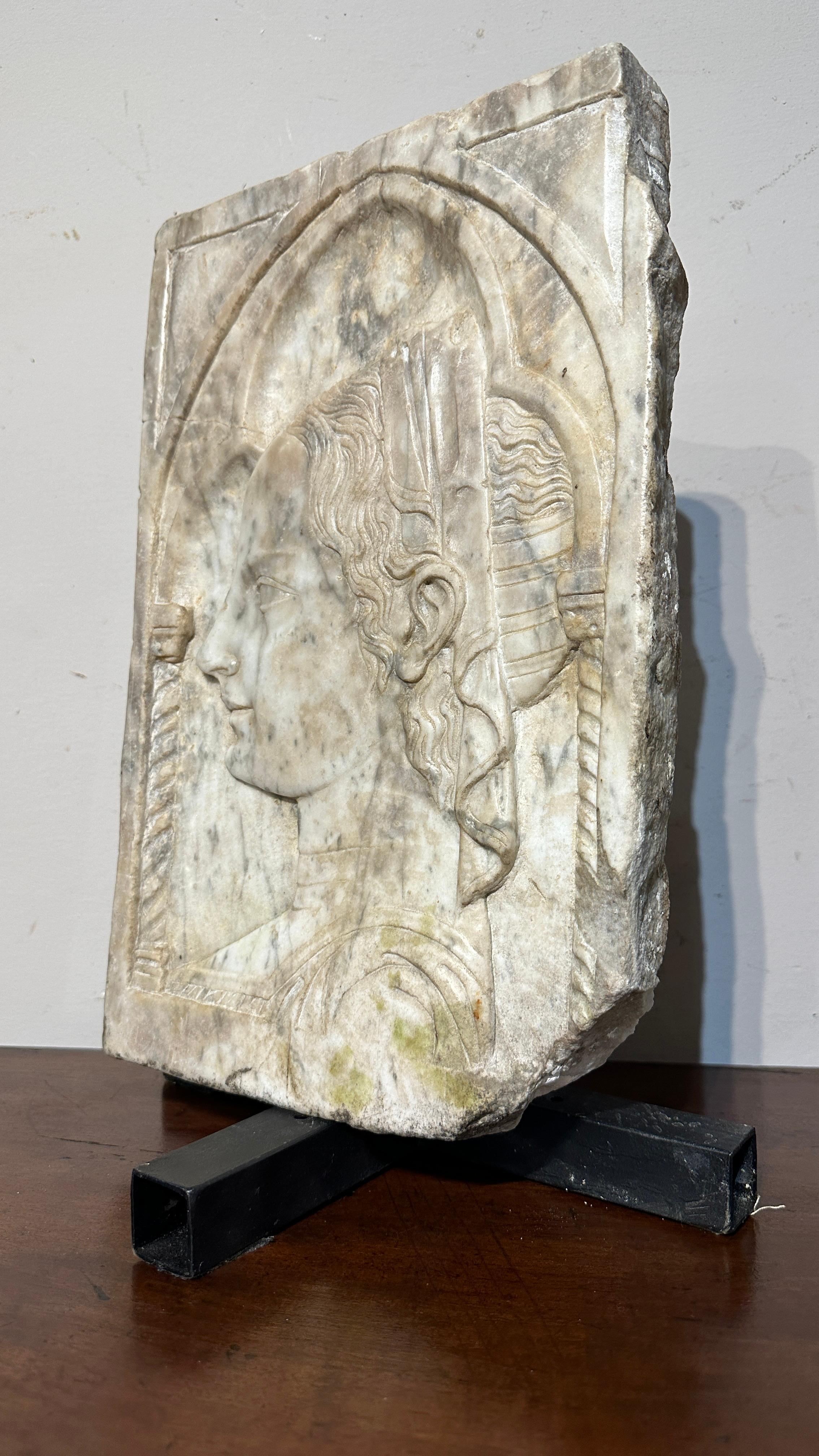 Italian END OF THE 19th CENTURY MARBLE PLAQUE ATTRIBUTABLE TO DOSSENA For Sale