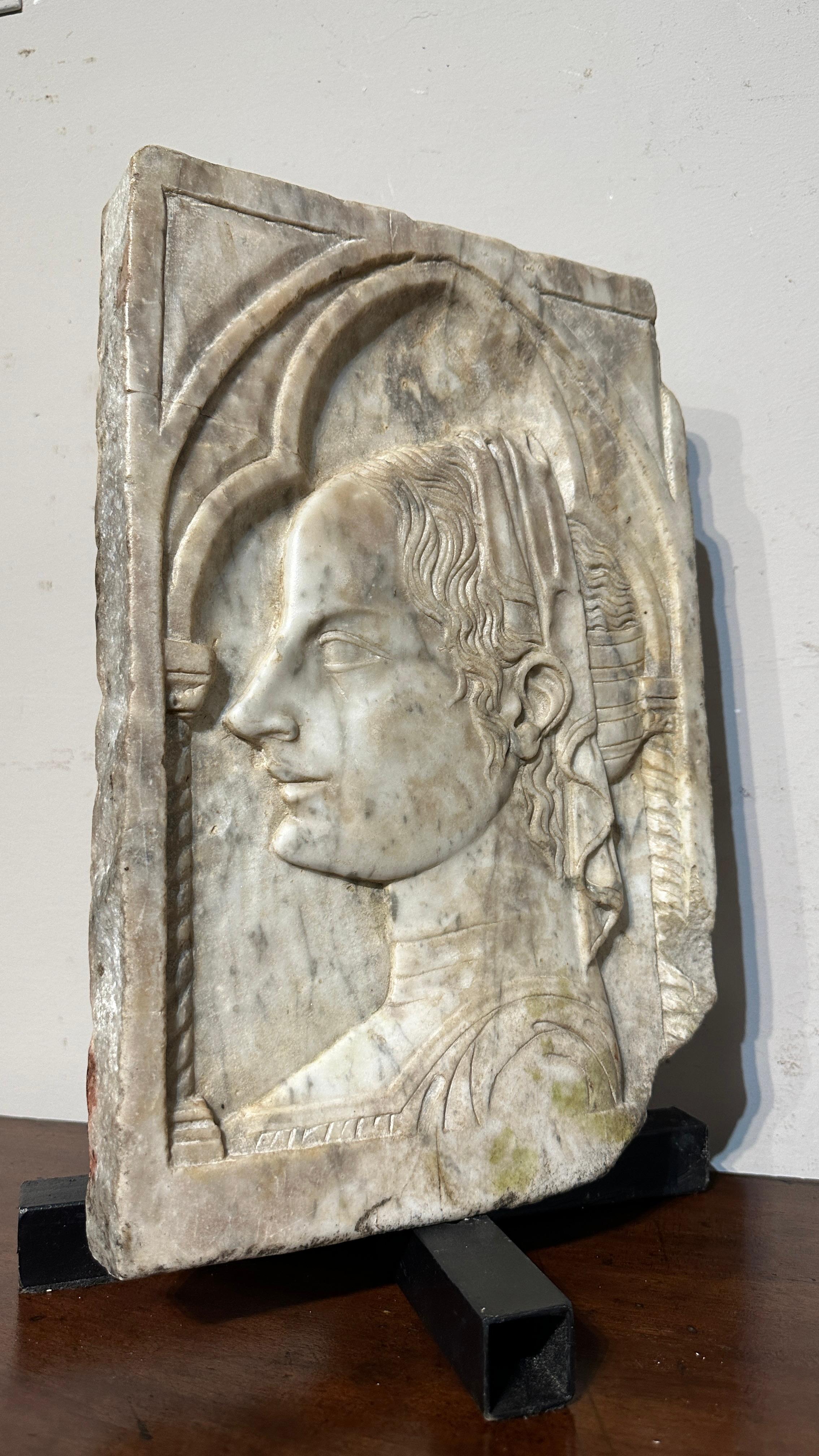 END OF THE 19th CENTURY MARBLE PLAQUE ATTRIBUTABLE TO DOSSENA In Good Condition For Sale In Firenze, FI