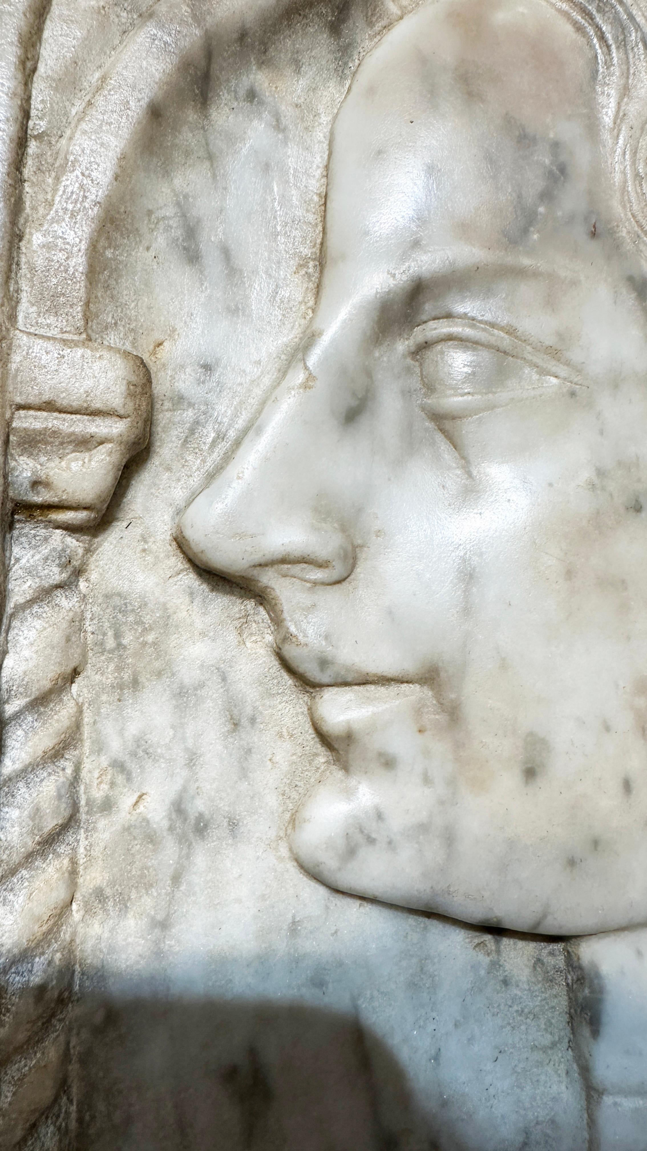 END OF THE 19th CENTURY MARBLE PLAQUE ATTRIBUTABLE TO DOSSENA For Sale 3