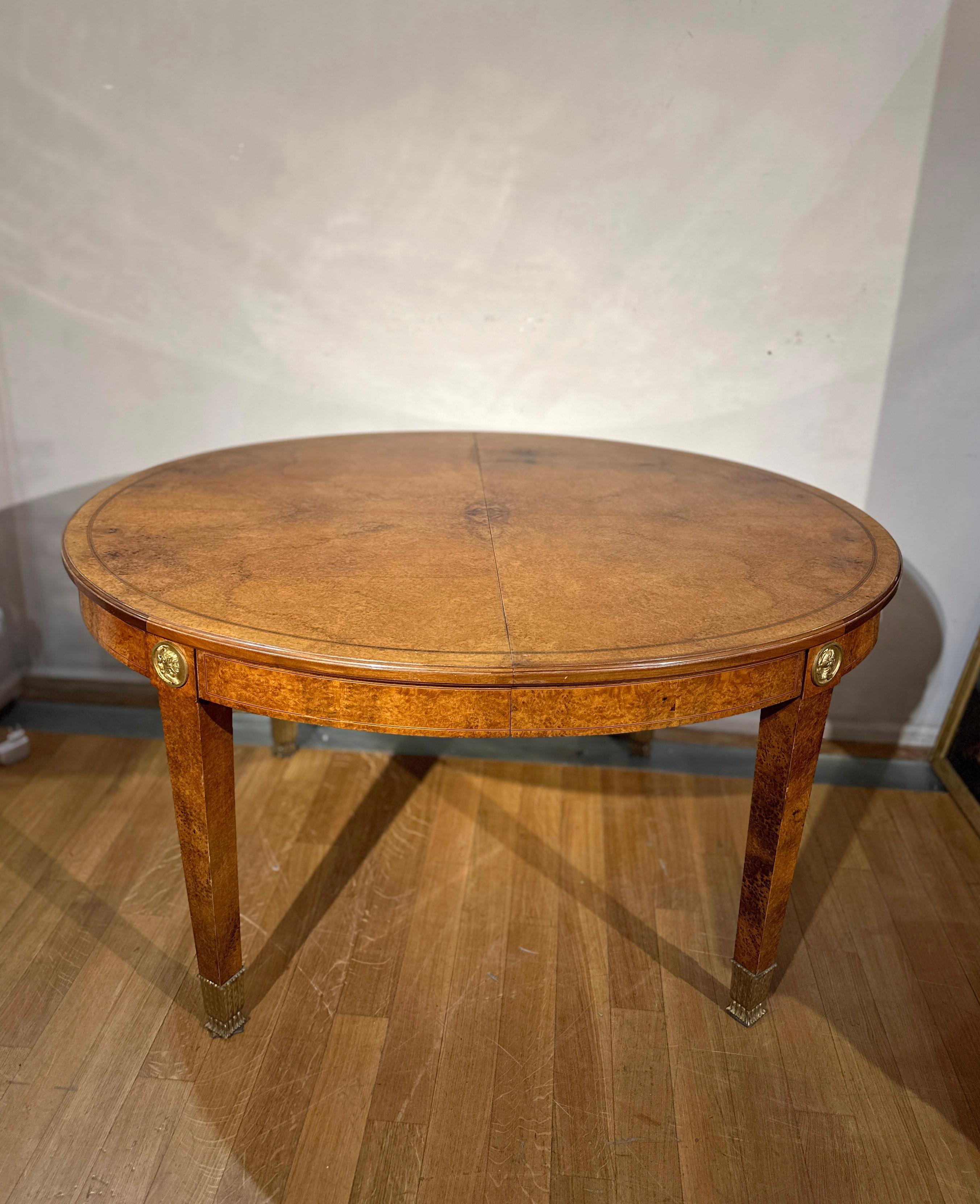French END OF THE 19th CENTURY OVAL TABLE IN MAPLE  For Sale