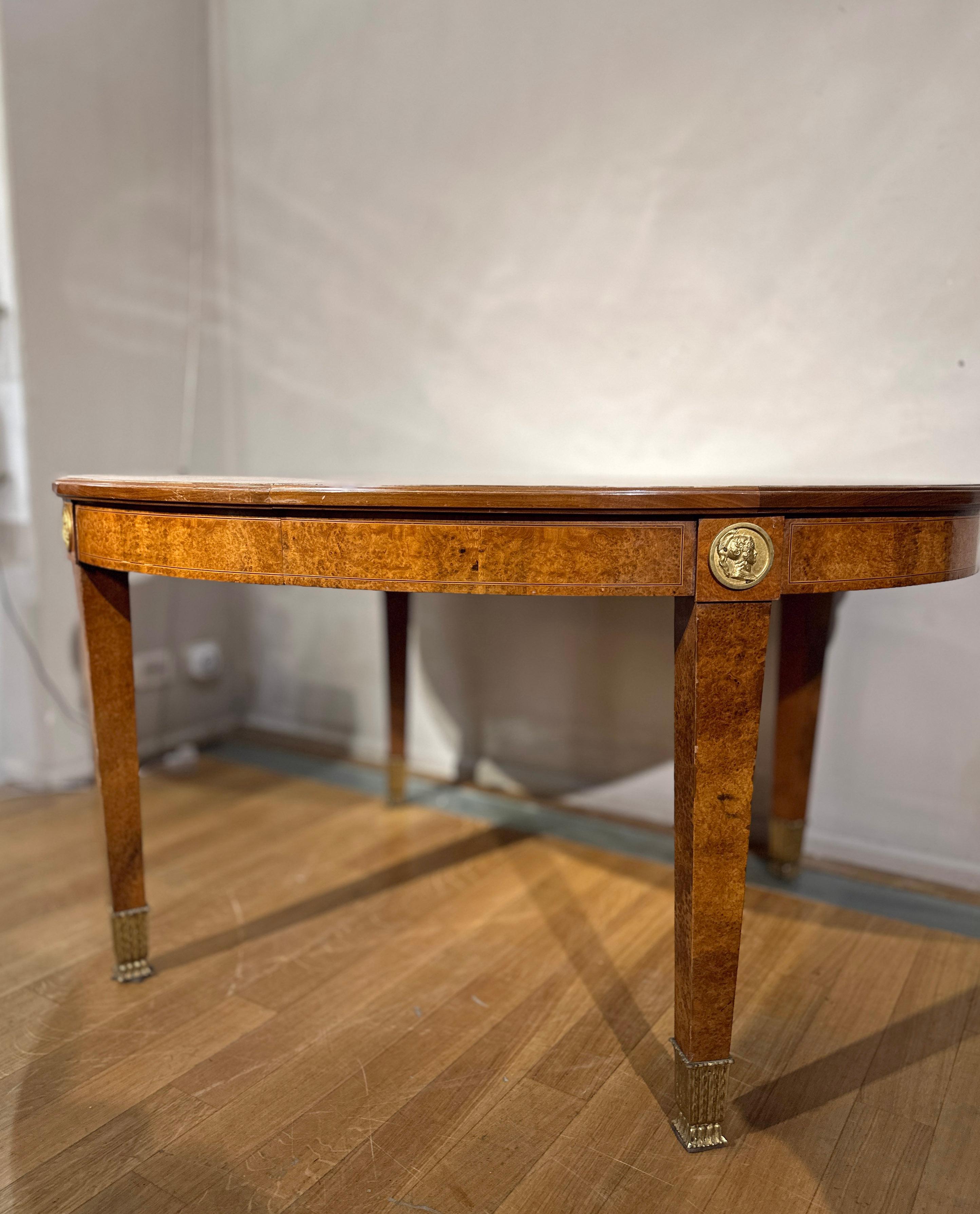 Hand-Carved END OF THE 19th CENTURY OVAL TABLE IN MAPLE  For Sale