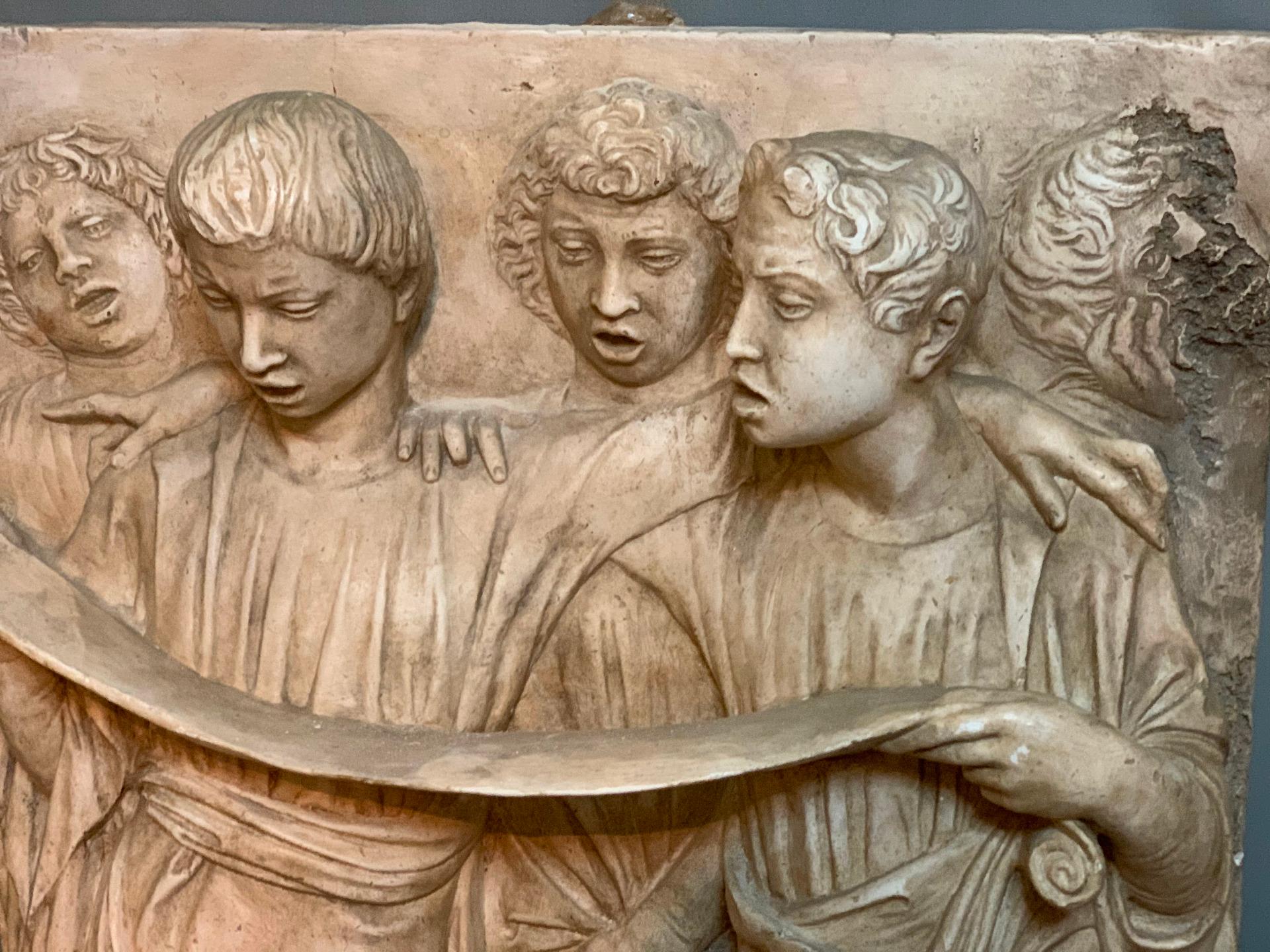 END OF THE 19th CENTURY SINGING ANGELS PLASTER BAS-RELIEF BY LUCA DELLA ROBBIA In Good Condition For Sale In Firenze, FI