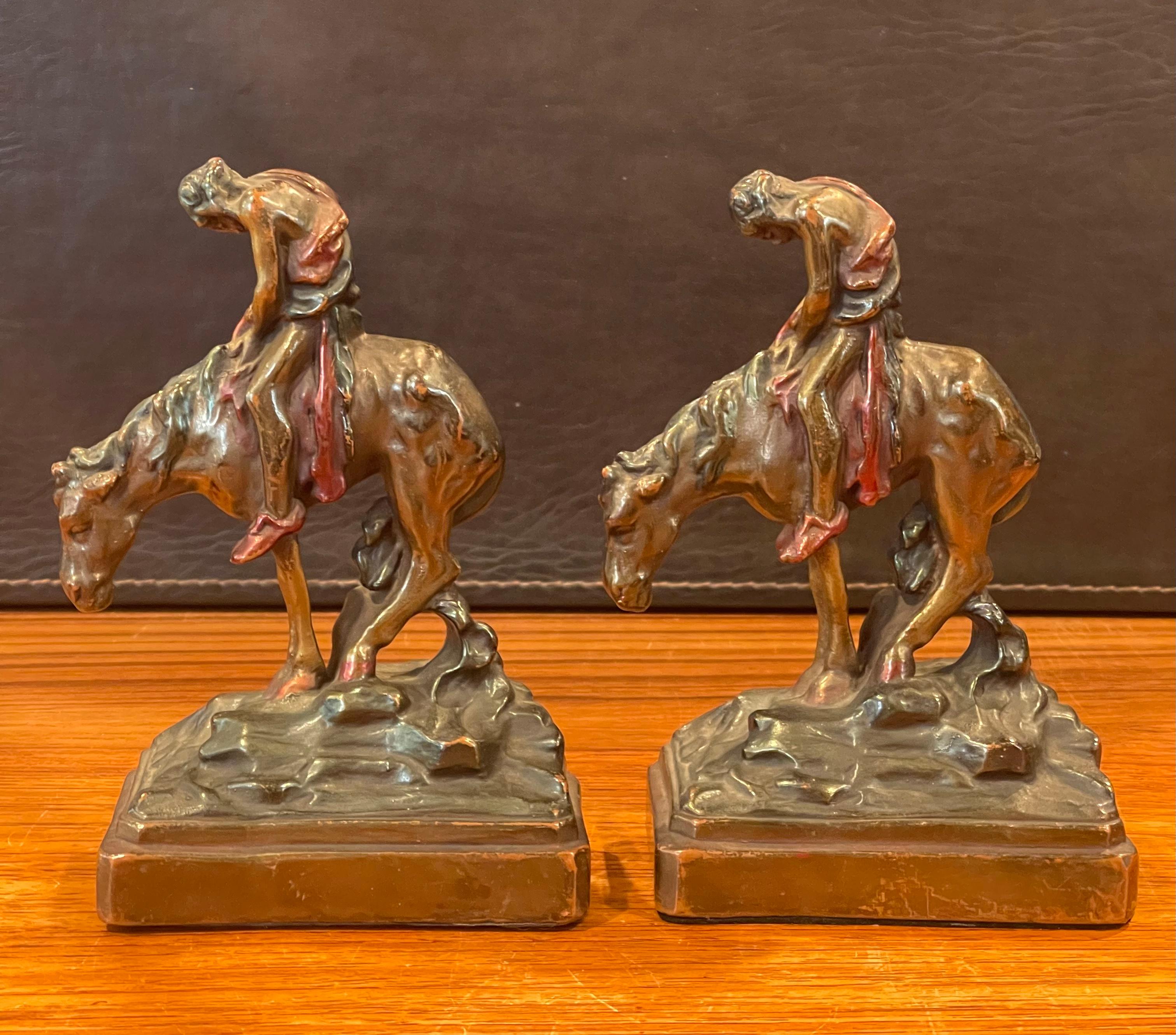 Art Déco Fermalibri in bronzo patinato in ghisa 