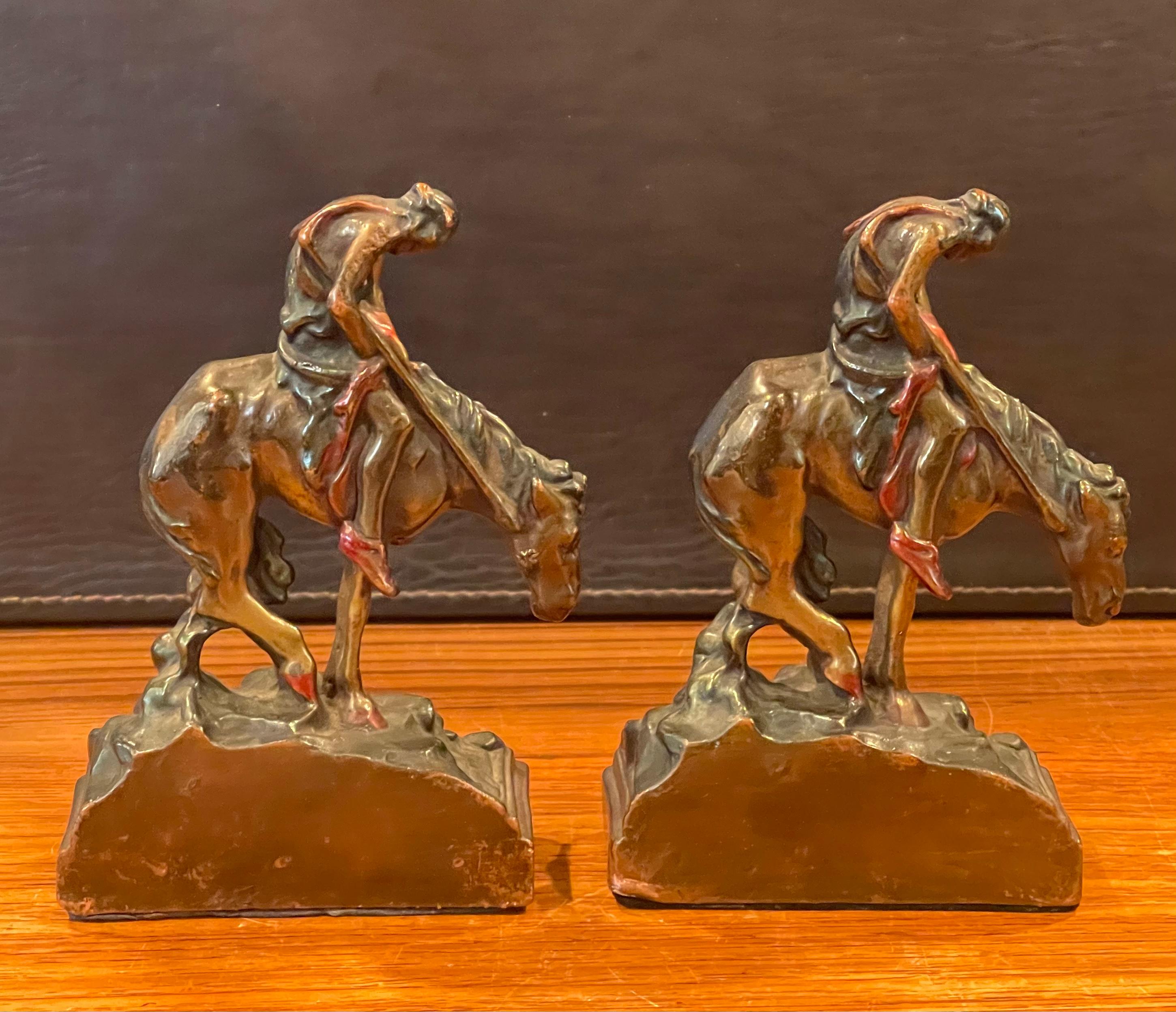 „End of the Trail“ Bronze-Buchstützen aus patiniertem Gusseisen von Pompeian Bronze (amerikanisch) im Angebot