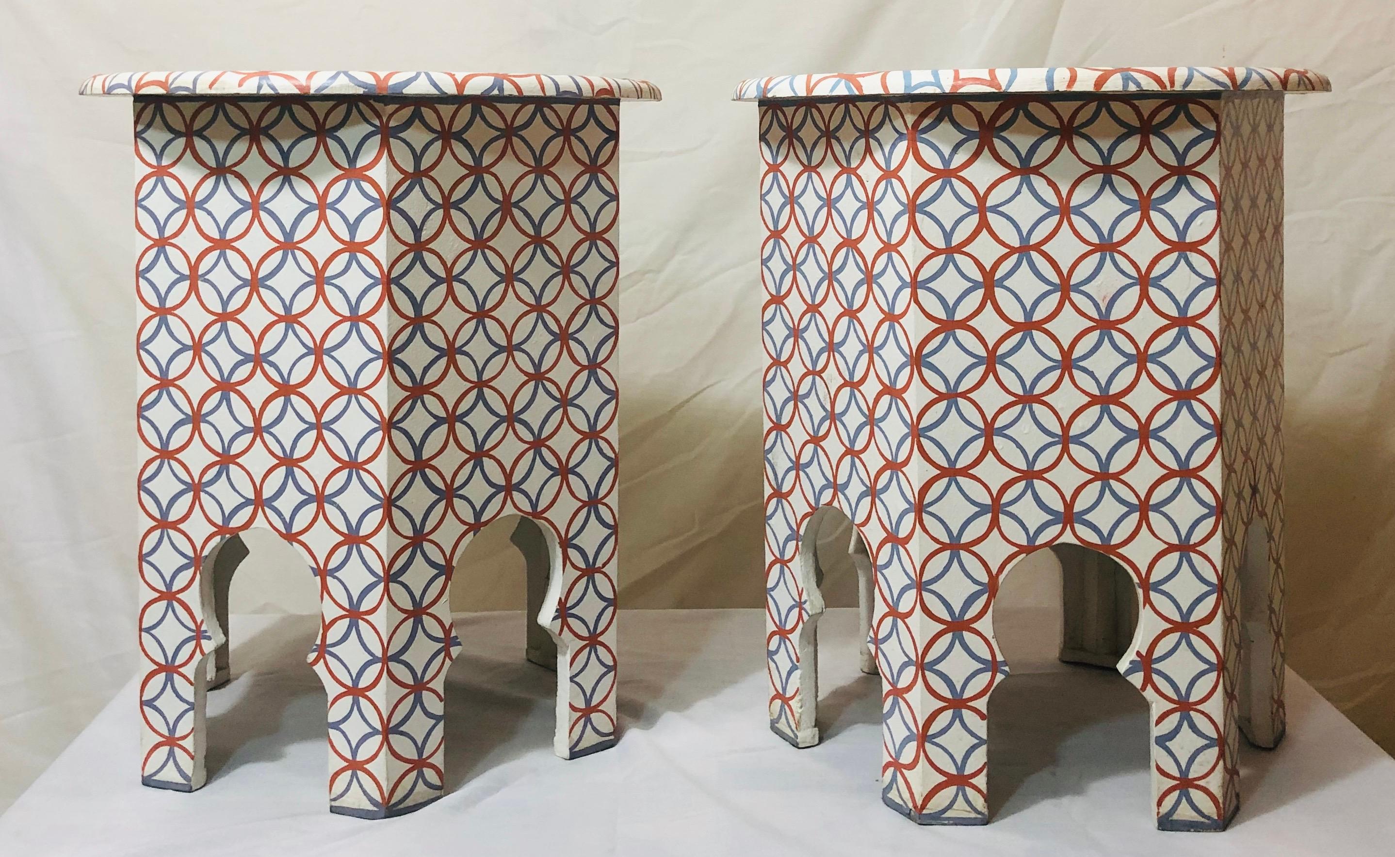 Paire de tables d'appoint ou de lampes marocaines modernes d'extrémité blanche, bleue et orange en vente 2