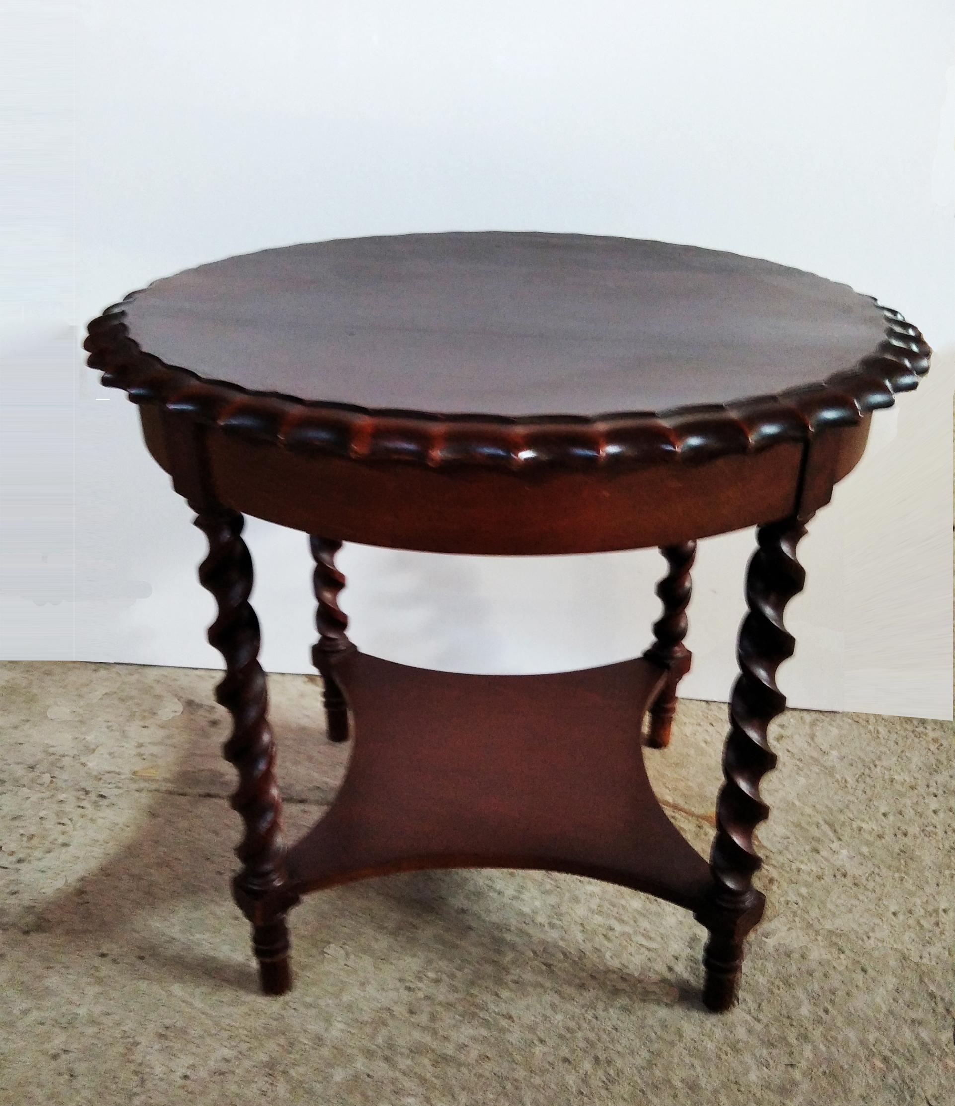 Espagnol Table Art Déco, pieds torsadés, début du XXe siècle en vente