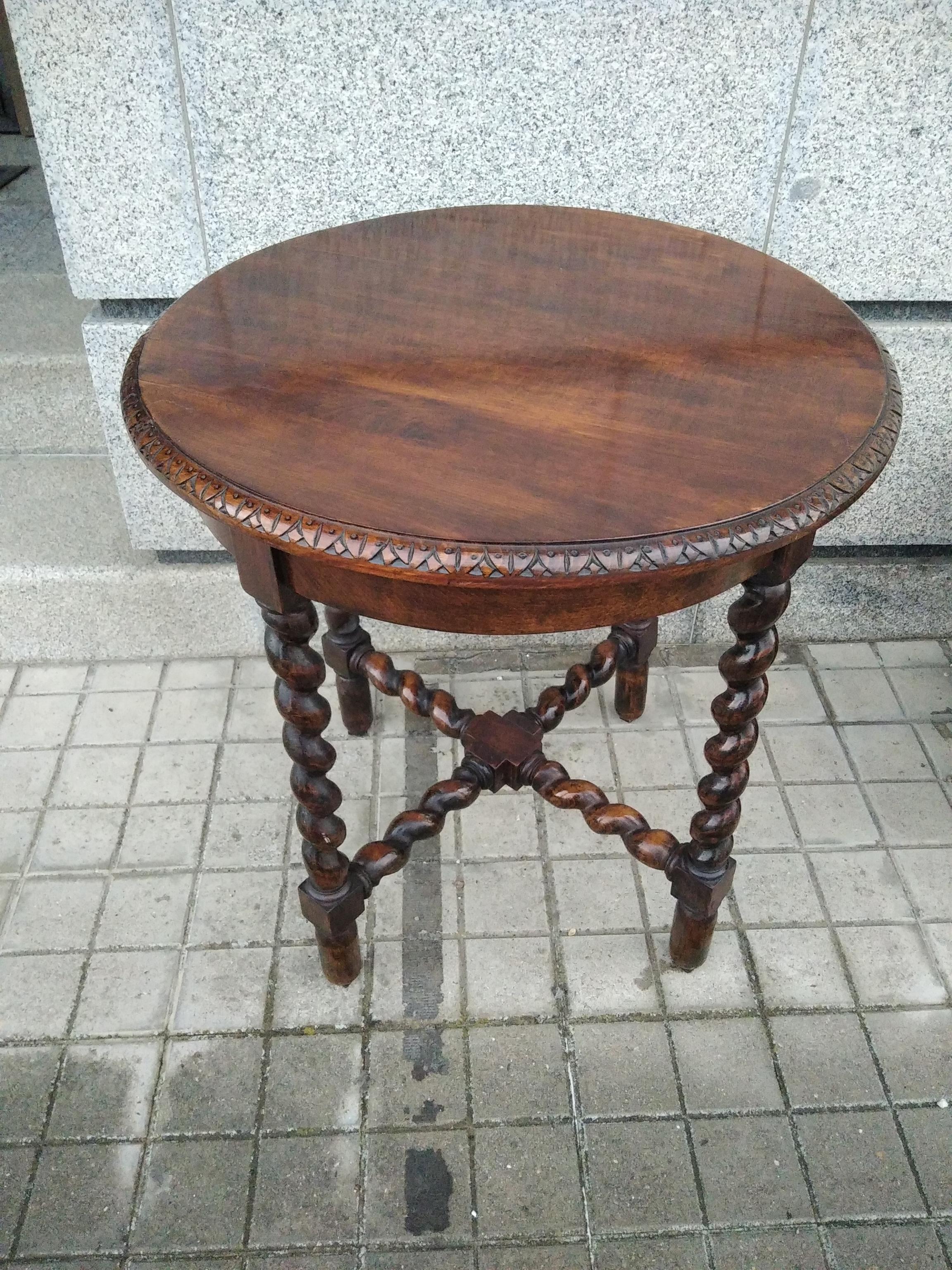 Lovely Round side table features barley twist legs, 18th or 19th Century

Beautiful  Side or end table, In perfect condition. Very well cared for

This table is raised on a base composed of four turned legs and a cross-shaped stretcher, also turned