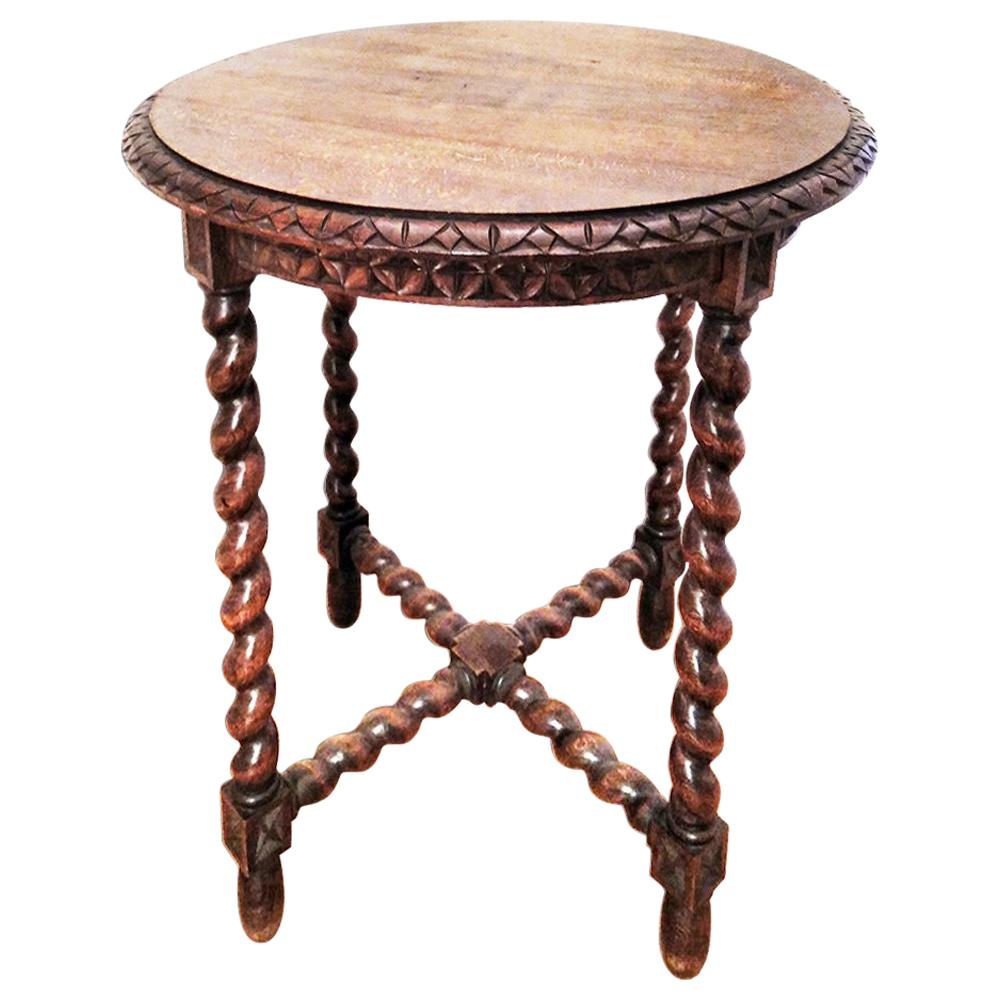 In perfect conditions
Round side table features barley twist legs, 18th or 19th century 
Due to its size and state of conservation, this table is a very good example.

It is a typical table from the Spanish Style, possibly very old, 18th