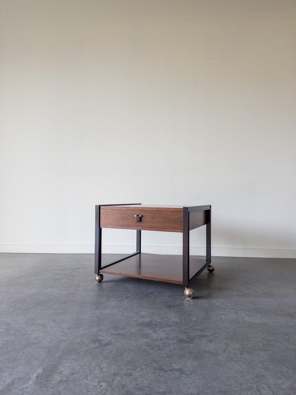 Table d'appoint Edward Wormley By Dunbar en noyer avec plateau supporté par des pieds en acajou, des pieds ronds en moquette et une tirette en palissandre et laiton.