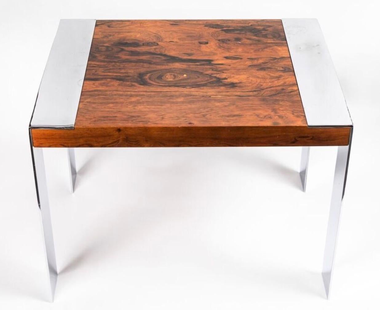 Table d'appoint vintage carrée dans le style de Milo Baughman, plateau en bois de rose avec des pieds minces chromés. Entièrement restauré.