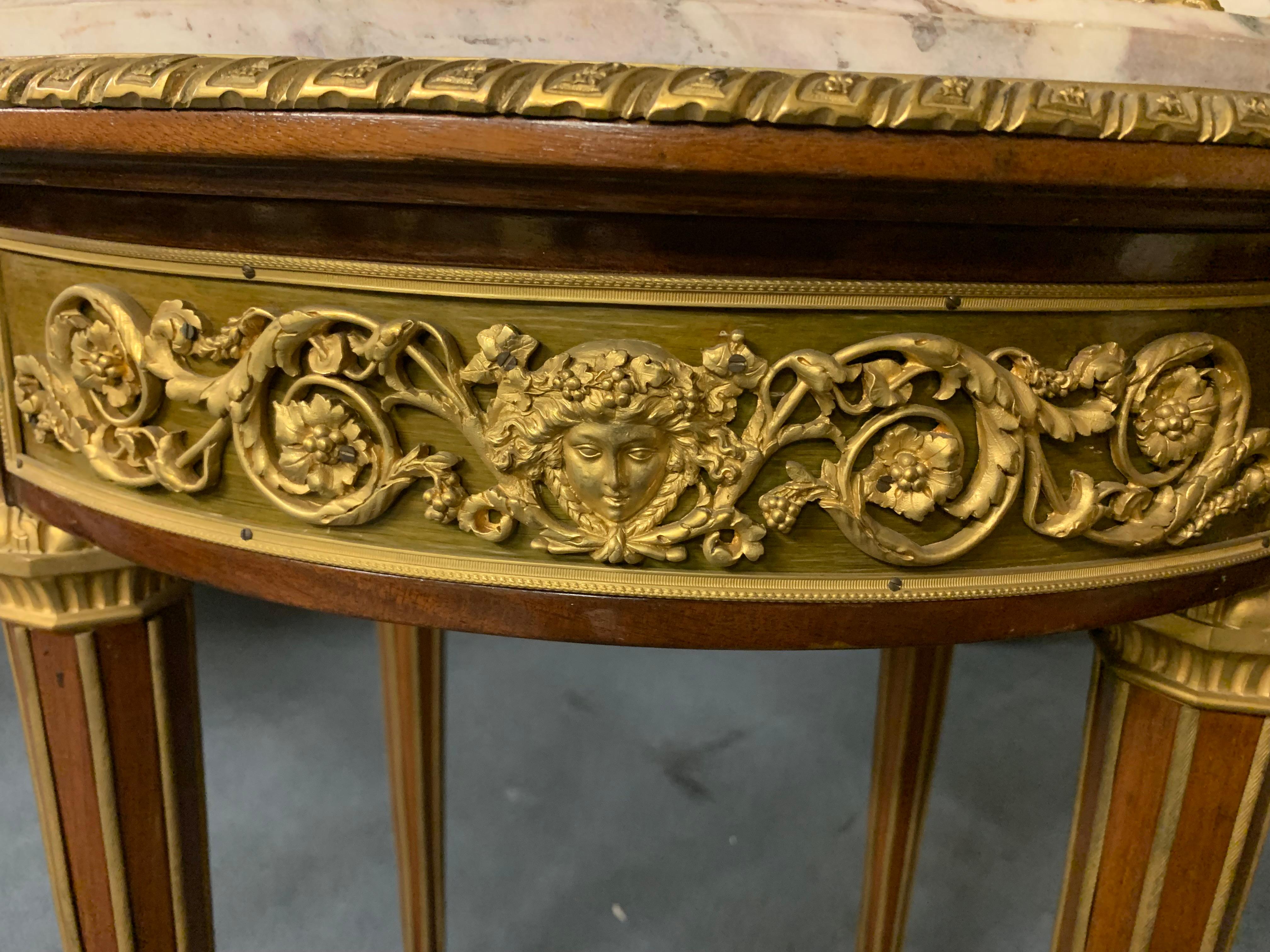 Unsual Mahagoni und Bronze Beistelltisch Louis XVI-Stil von hoher Qualität, ist der Gürtel mit fein gemeißelten Bronze verziert. die Beine sind mit Bronze, die absteigen getrimmt und sind mit herrlichen vertieften vergoldeten Bronze sabot beendet.