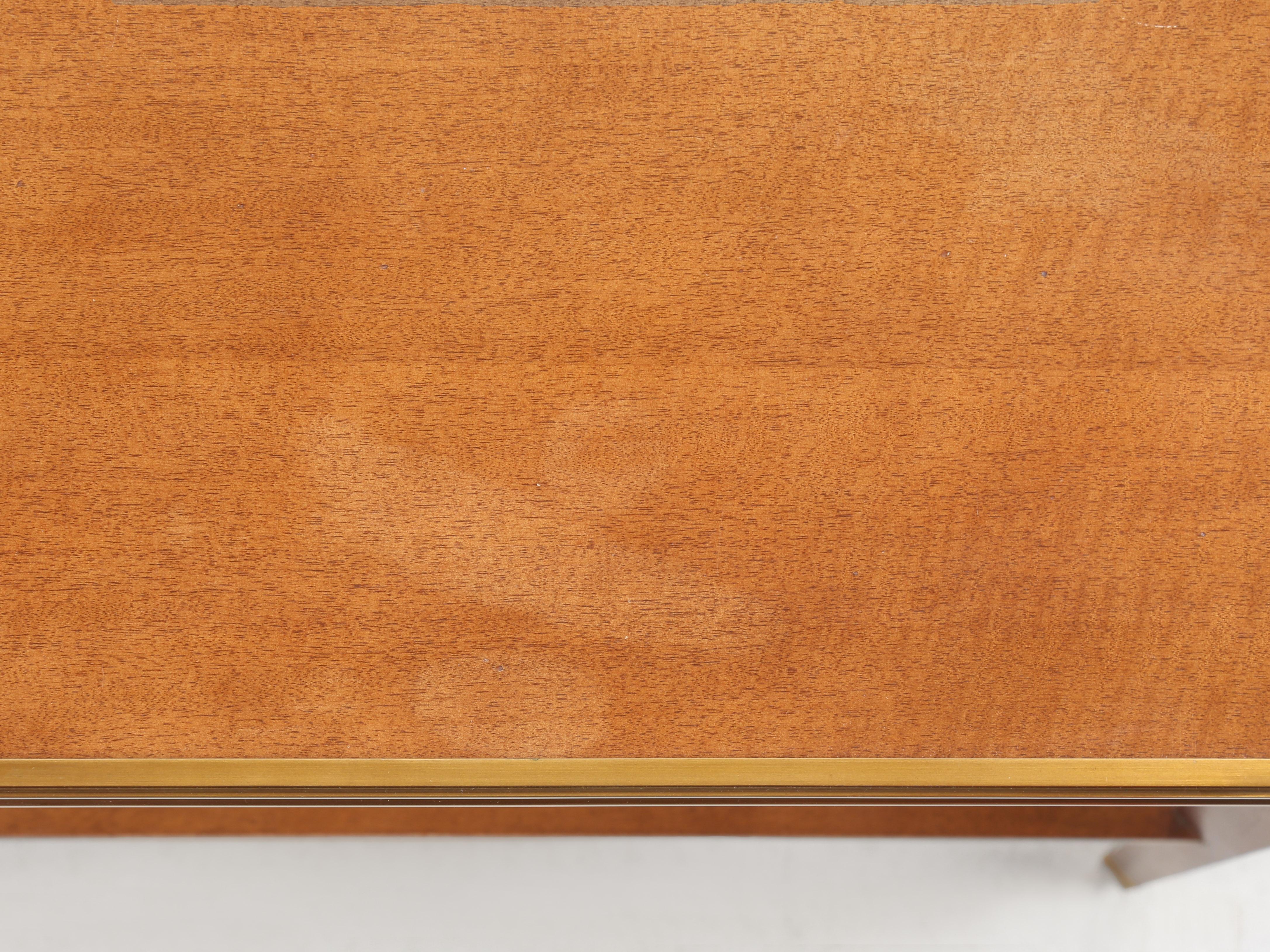 Mesa auxiliar o mesa auxiliar Fabricada por Hickory Chair Co. en EE.UU. Bonita calidad en Bueno estado para la venta en Chicago, IL