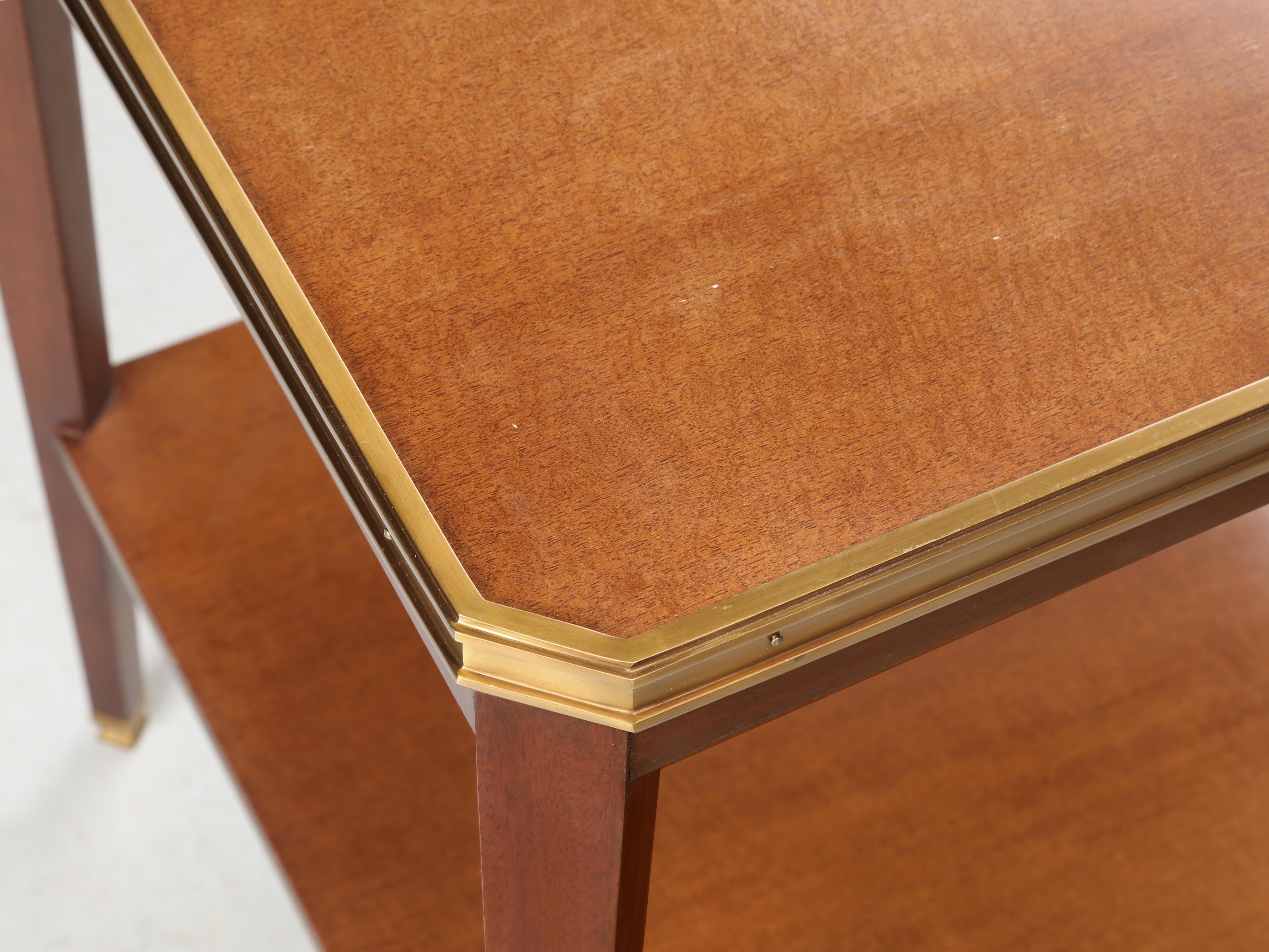 Mesa auxiliar o mesa auxiliar Fabricada por Hickory Chair Co. en EE.UU. Bonita calidad Latón en venta