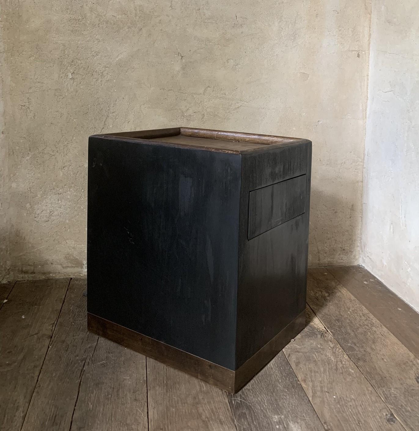 Our CUBE Largo is made by our workshop from reclaimed oak and poplar. The oak is salvaged from 19th and 18th century beams. The poplar from victorian floorboards. All sides are one solid piece of wood belonging to the same plank. The proportions are