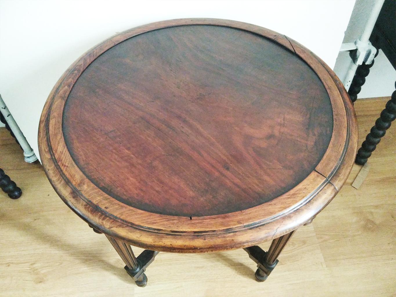 Round side table features barley 

With his patina, which shows the age of the piece, and its elegant lines

They are in very good condition,

End table small table, side table, round table, living room table, small table
salomonica columns,