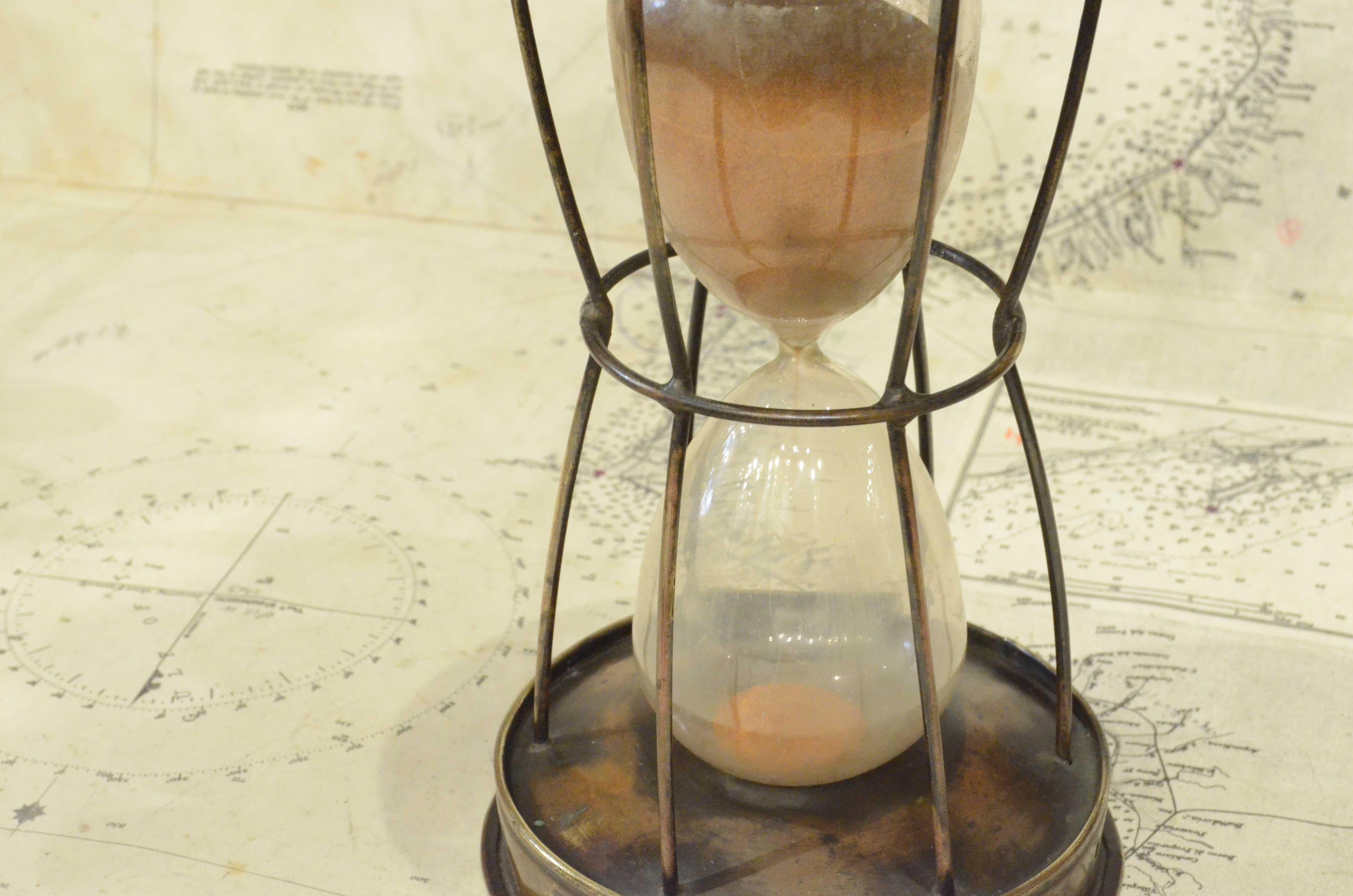 Fin XIXème siècle, sablier en laiton et verre, instrument de mesure du temps antique en vente 2