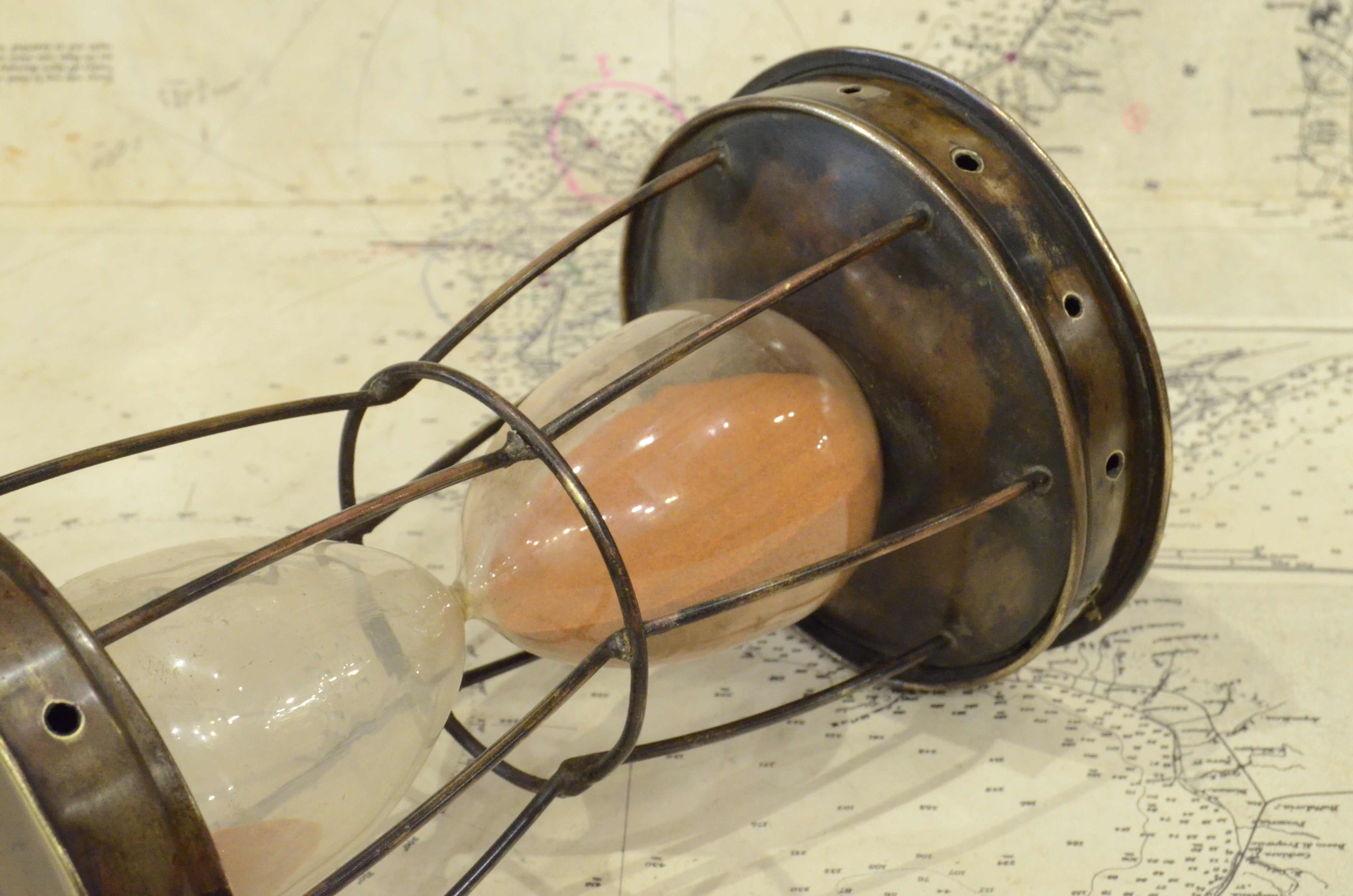 Fin XIXème siècle, sablier en laiton et verre, instrument de mesure du temps antique Bon état - En vente à Milan, IT