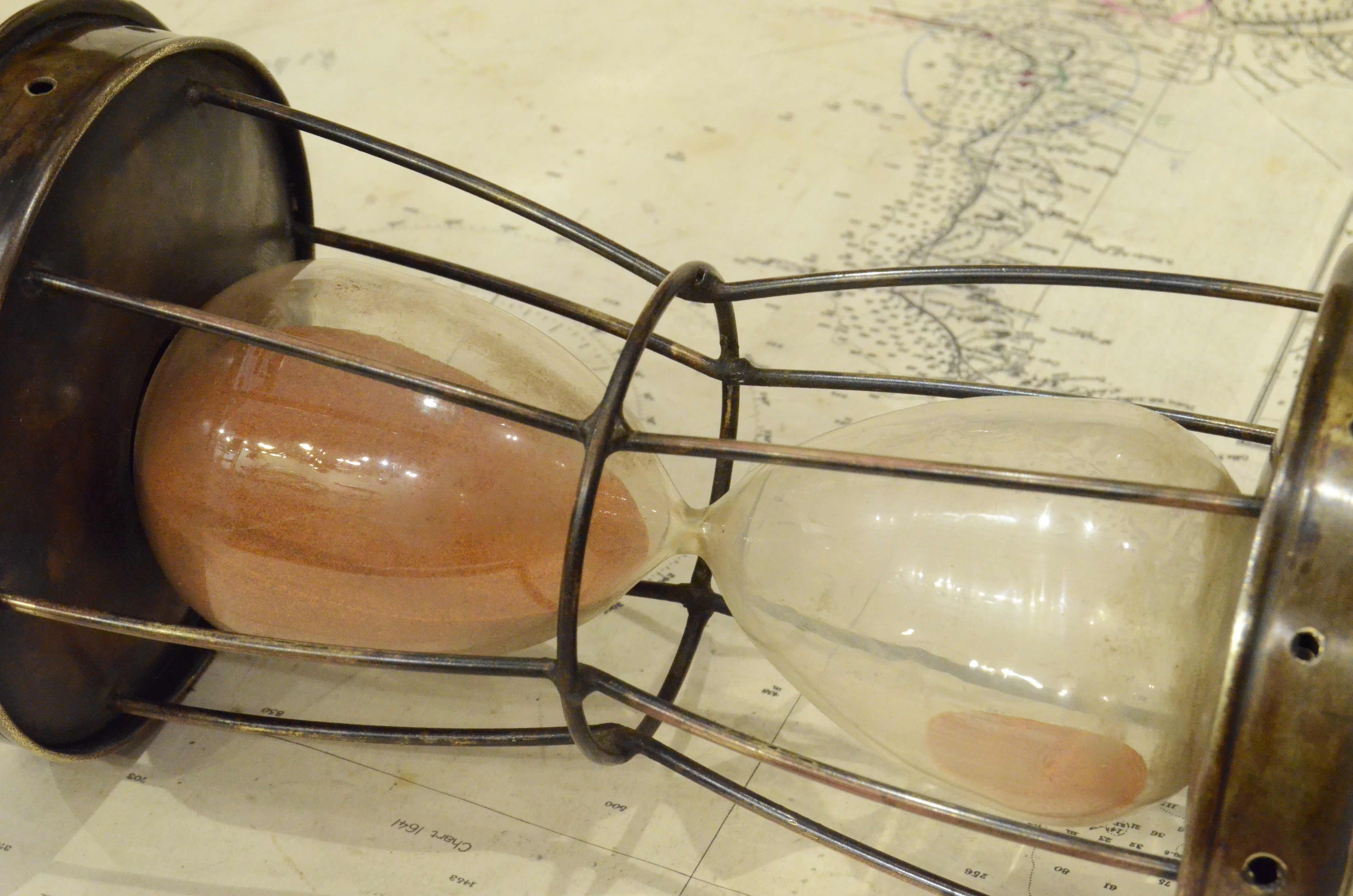 Verre Fin XIXème siècle, sablier en laiton et verre, instrument de mesure du temps antique en vente