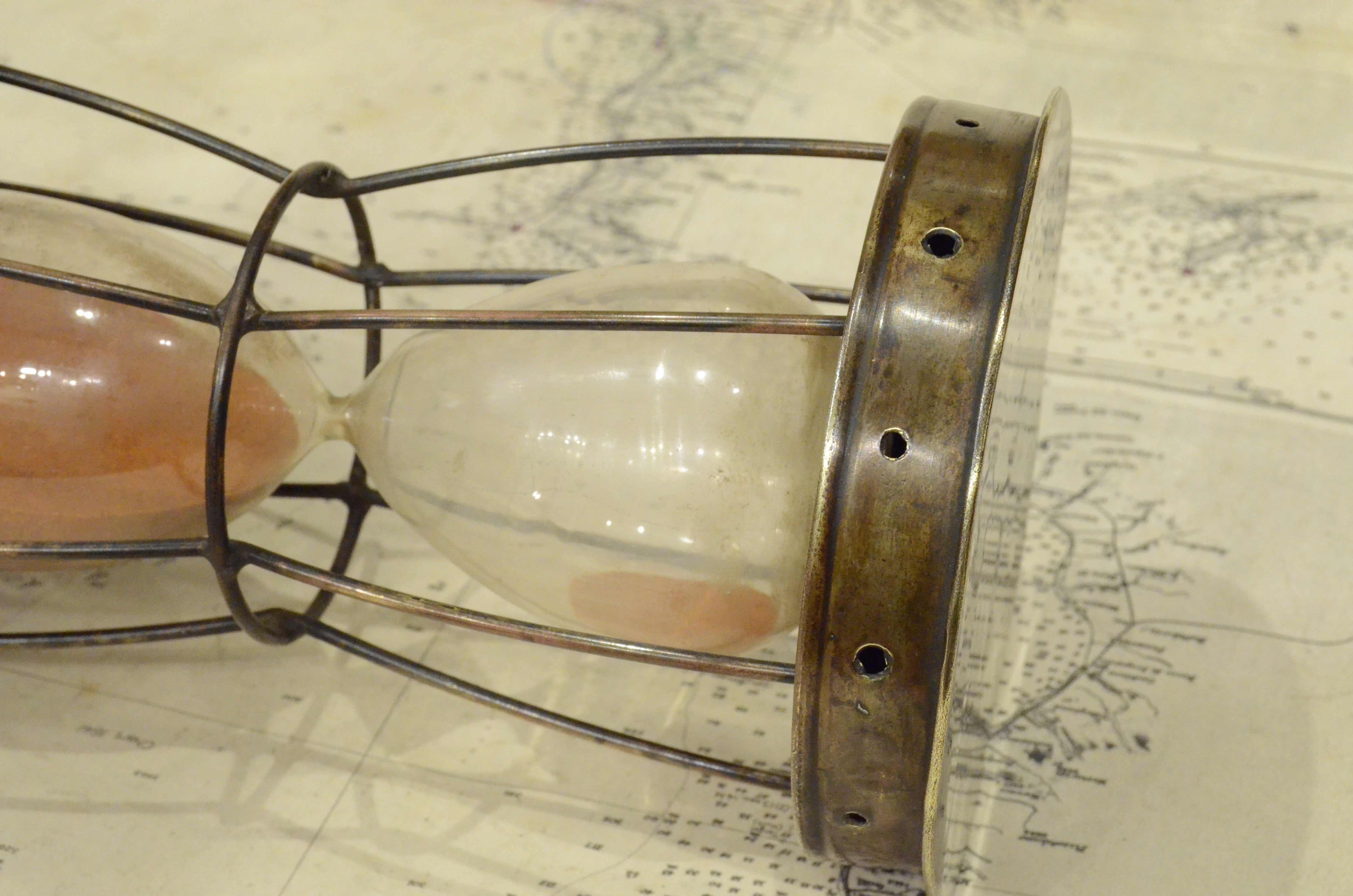 Fin XIXème siècle, sablier en laiton et verre, instrument de mesure du temps antique en vente 1