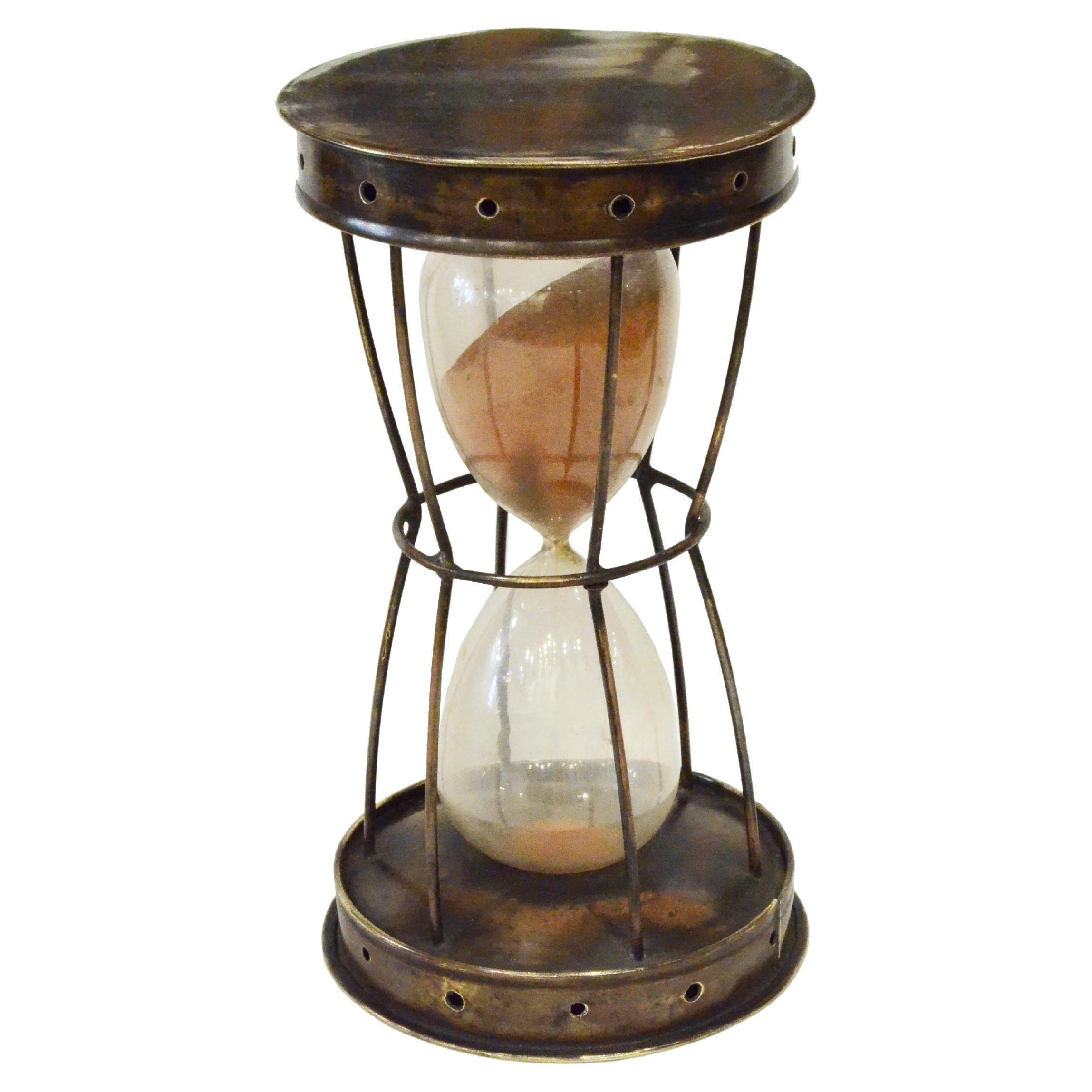 Fin XIXème siècle, sablier en laiton et verre, instrument de mesure du temps antique