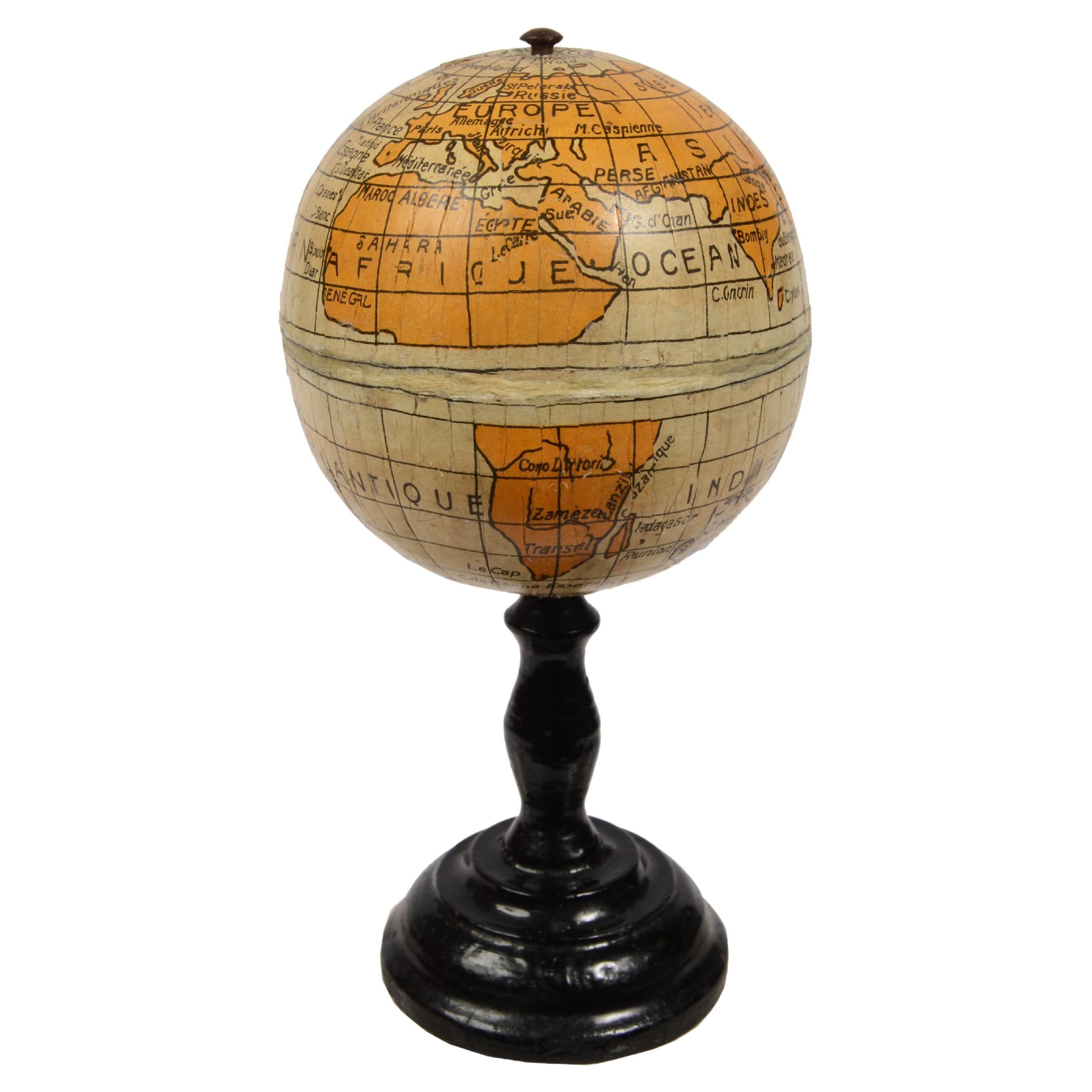 Petit globe terrestre de la fin du XIXe siècle signé C.M.C. Paris Papier Mach Sphere