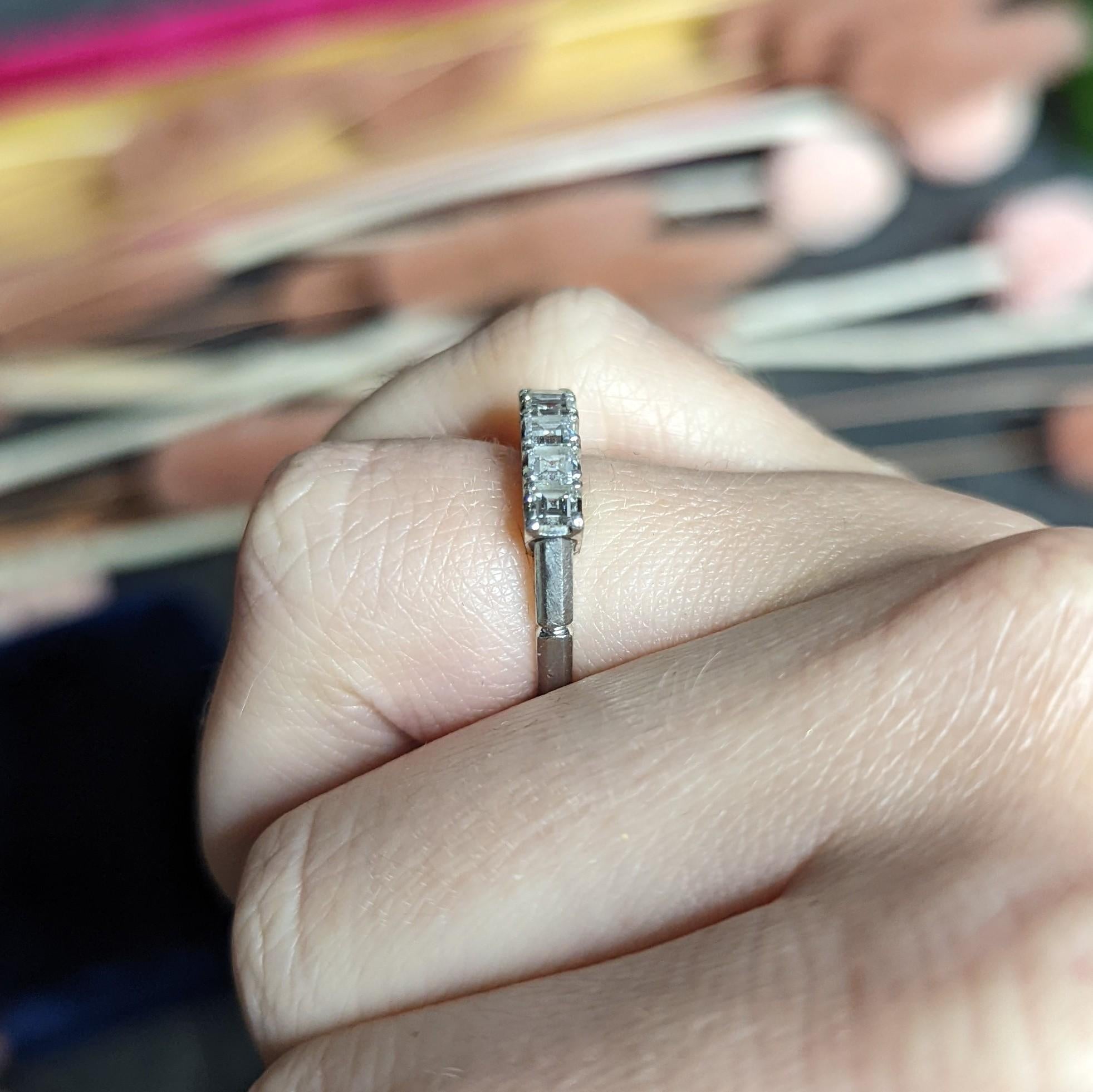 Fünf-Stein-Ring mit 0,78 Karat Diamant in Platin im Angebot 5