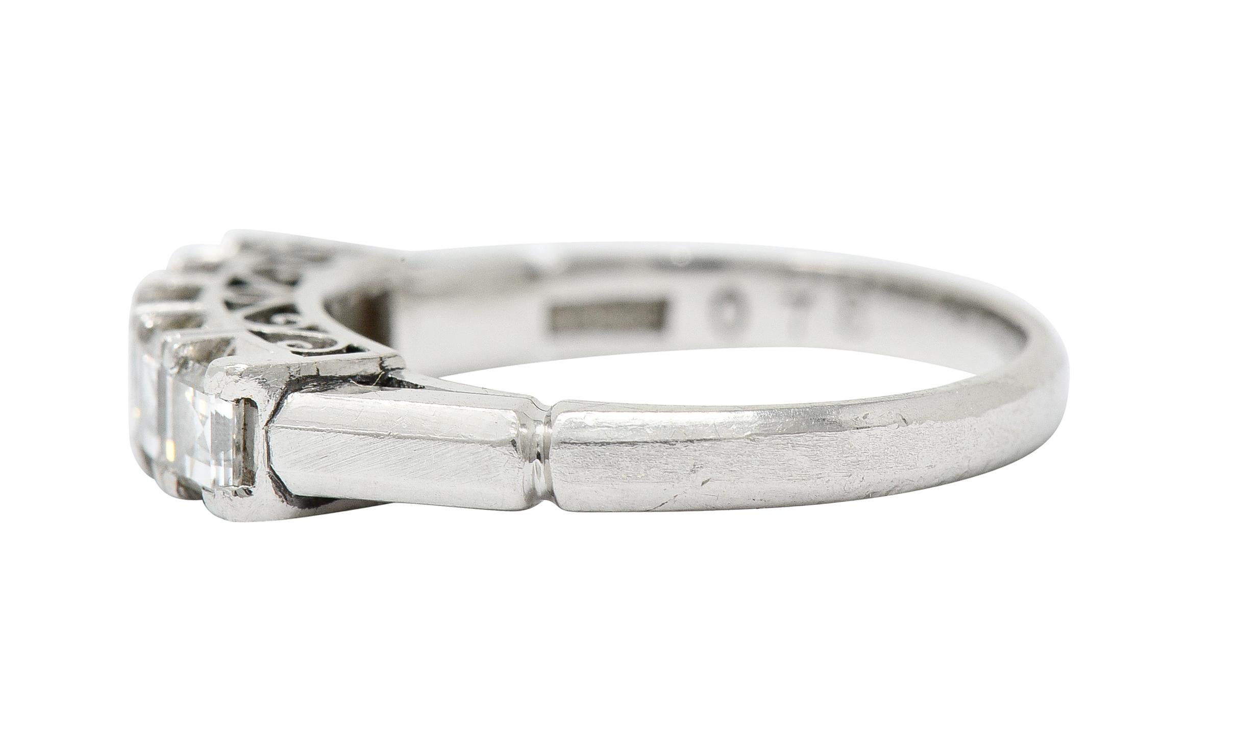 Fünf-Stein-Ring mit 0,78 Karat Diamant in Platin im Zustand „Hervorragend“ im Angebot in Philadelphia, PA