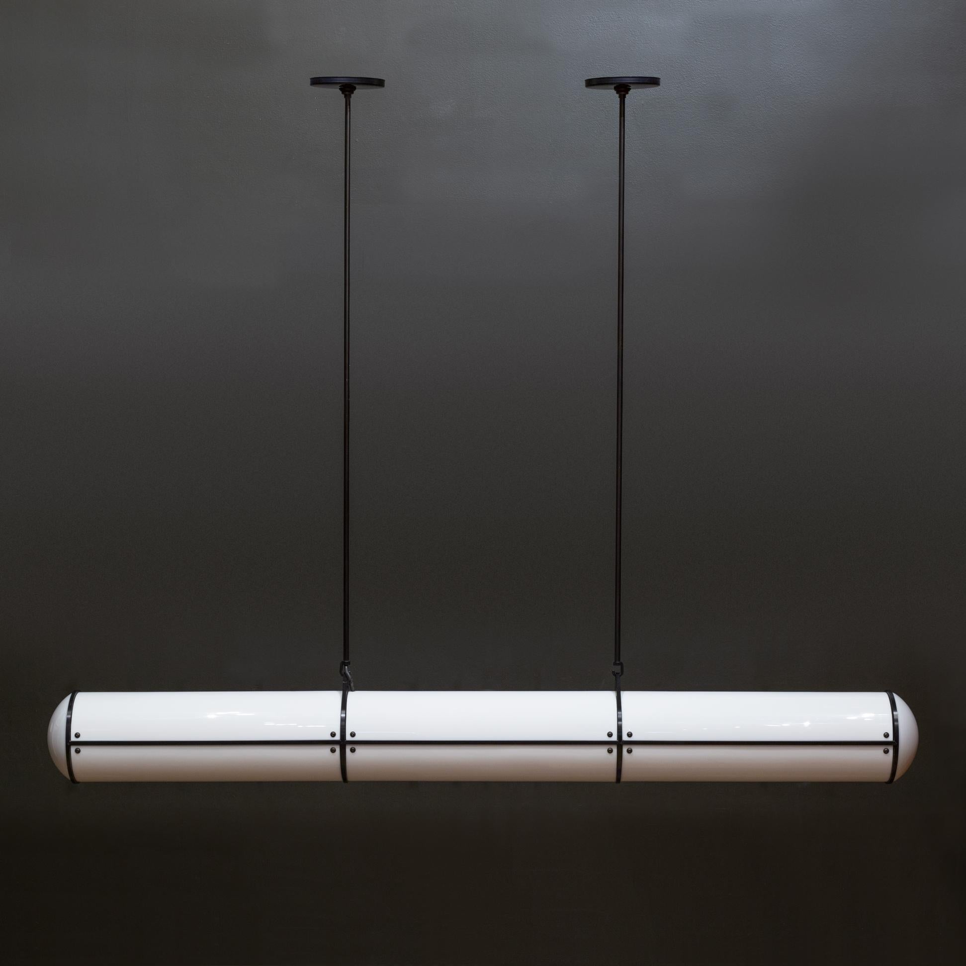 ACERCA DE

Dos disponibles. Precio por pieza. 

La colección Endless de Jason Miller se inspira en los supergráficos de los años setenta. Tras desvanecerse las intenciones reduccionistas del modernismo, algunos arquitectos empezaron a utilizar