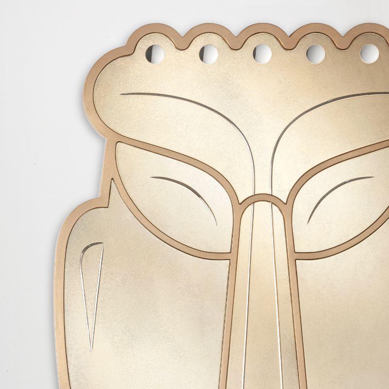 Ein außergewöhnliches Design, das zu einer Serie von vier skulpturalen Spiegeln gehört, die die beliebtesten mythologischen Gottheiten der Udruianer darstellen, bekannt als Indo, Undo, Ando, Endo. Dieser Spiegel von Leo De Carlo ist ein exklusives