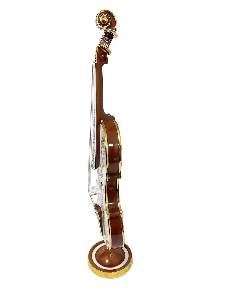 20ième siècle Endre László Szász pour le violon en porcelaine Hollohaza, Hongrie 1979-1980 en vente