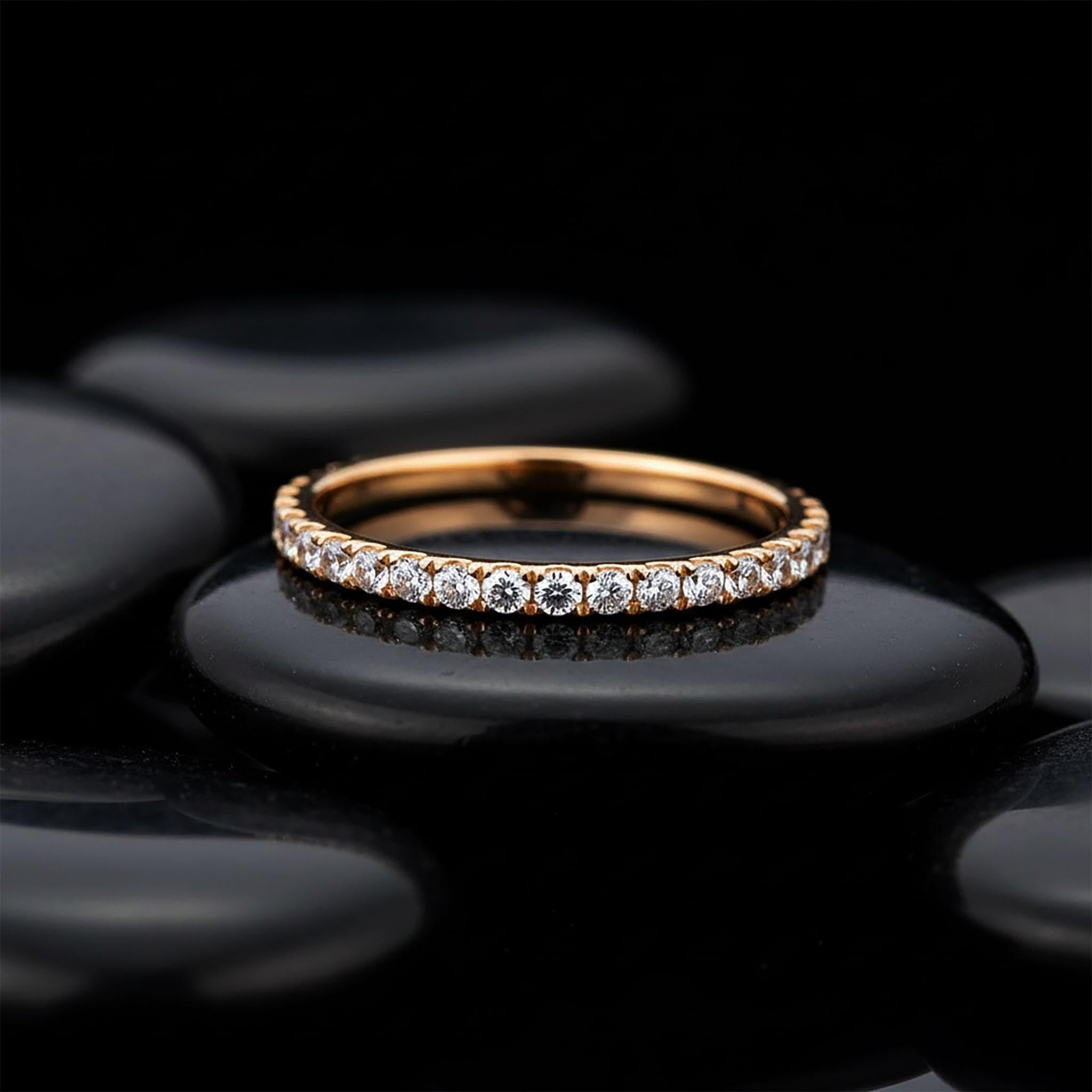 En vente :  Bague d'éternité en or blanc 18 carats à diamant durable 4