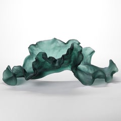 Presence époustouflante, sculpture en verre coulé vert mousse doux de Monette Larsen