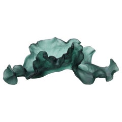 Presencia perdurable, escultura de vidrio fundido verde musgo suave de Monette Larsen