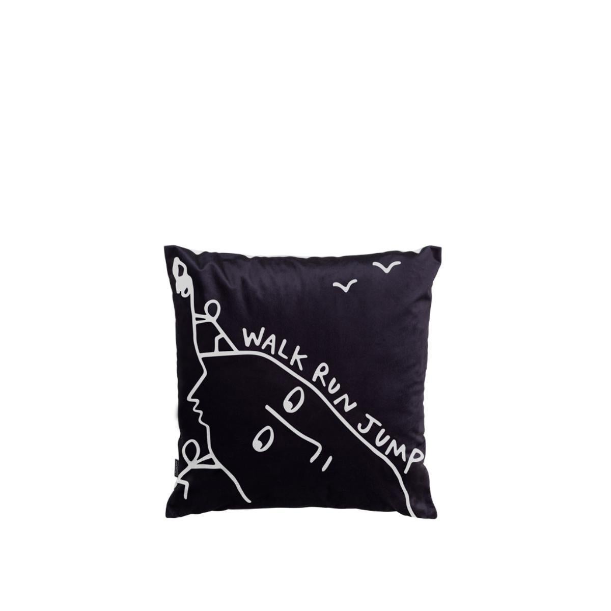La collezione Linescapes comprende una serie di pouf, cuscini e tappeti tutti caratterizzati da linee, testi e disegni stilizzati in bianco e nero, un linguaggio ricorrente che Shantell utilizza nelle sue opere d'arte.
I cuscini sono caratterizzati
