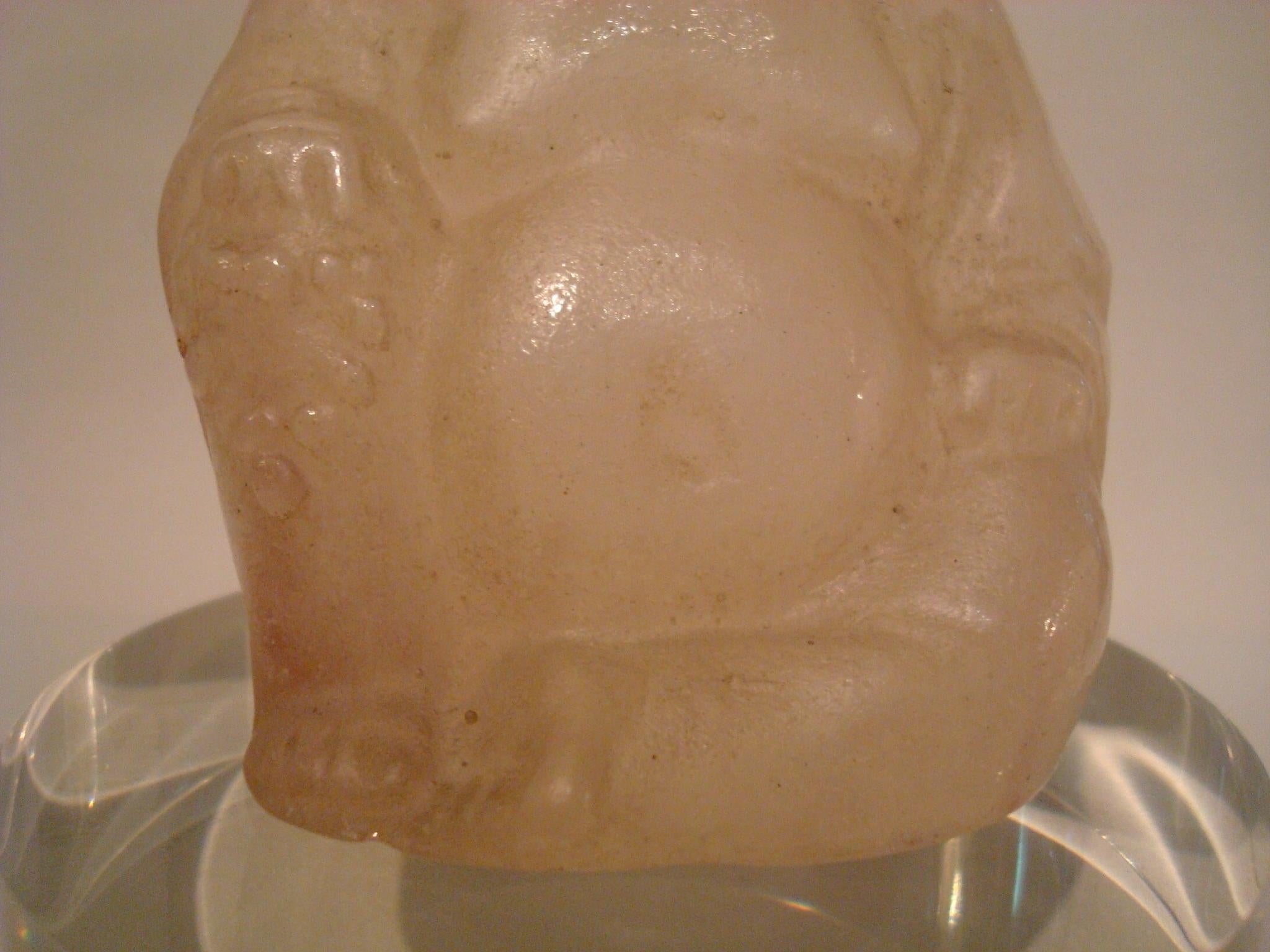 Amalric Walter (französisch, 1870-1959)

Eine wunderbare energetische Glas oder Kristall Shakyamuni Buddha von Almeric Walter aus dem Jugendstil, Art Deco Zeitraum um 1920. Diese Buddha-Figuren sind so selten wie die meisten Modelle von Walter