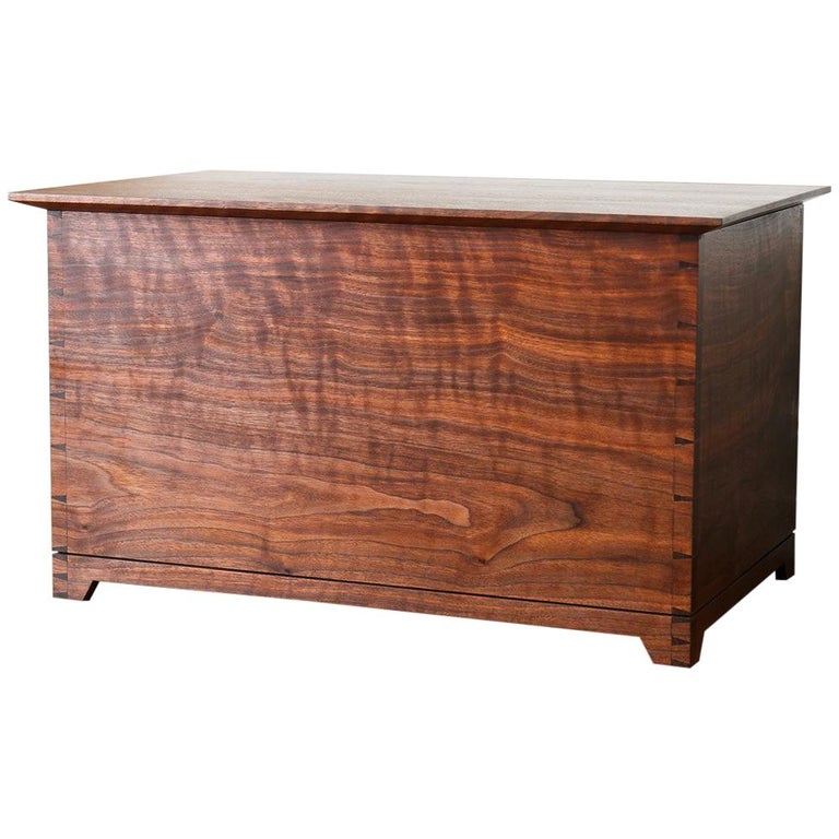 Enfield Blanket Chest in Shaker Style with Inlay in Walnut For Sale at