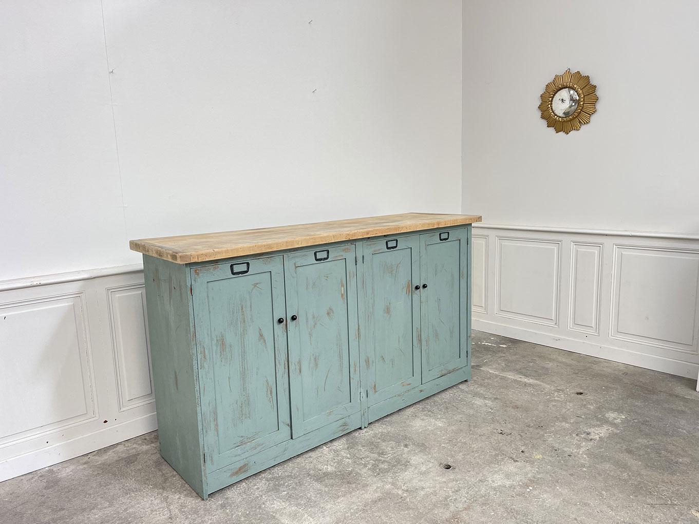 Procedente de un antiguo taller, esta hermosa moldura de madera se fabricó en los años 1950.
On aime beaucoup sa patine bleutée, lumineuse.
Un mueble vintage con encanto auténtico que encontrará su lugar en una entrada o como pieza principal de un