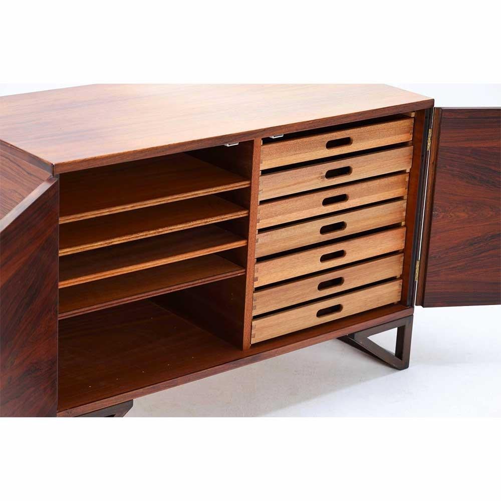 Elegante mobile - enfilade progettato da Svend Langkilde e prodotto dalla sua azienda per Illums Bolighus. Langkilde Møbler è stata fondata nel 1953 e ha riscosso un grande successo. La finitura di alta qualità e i dettagli raffinati di questo