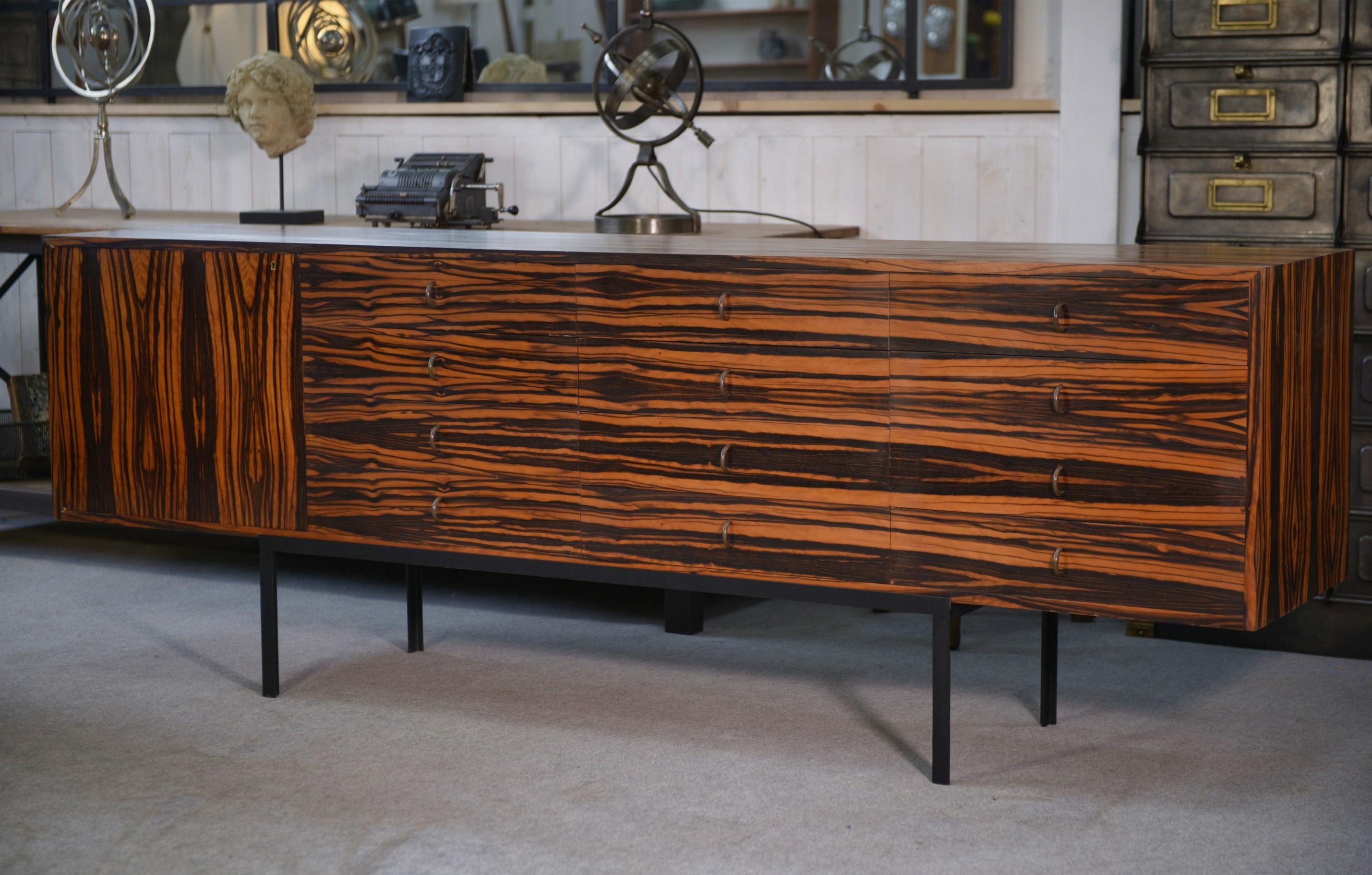 Enfilade design en ébène du Gabon 1 porte 12 tiroirs 1960's in vendita 3