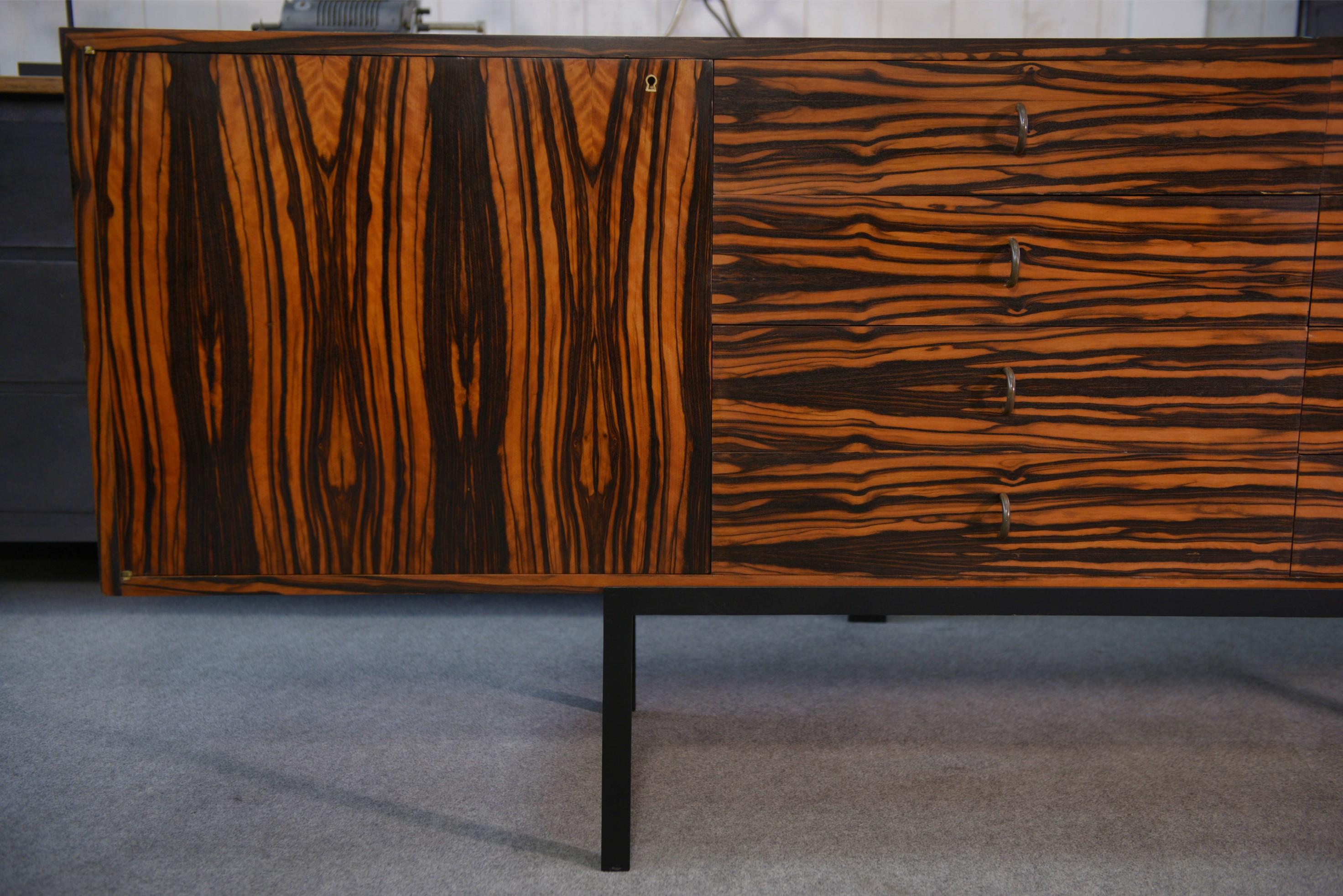 Enfilade design en ébène du Gabon 1 porte 12 tiroirs 1960's in vendita 4
