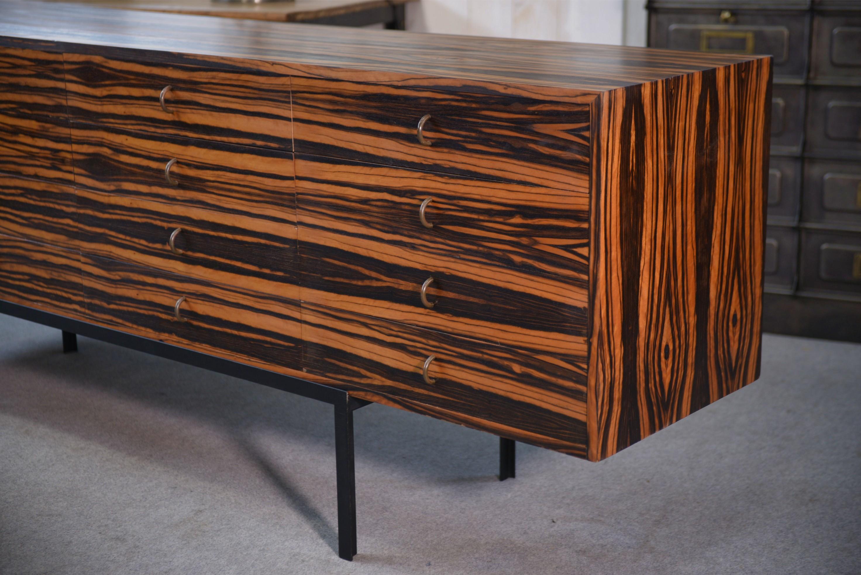 Enfilade design en ébène du Gabon 1 porte 12 tiroirs 1960's in vendita 5