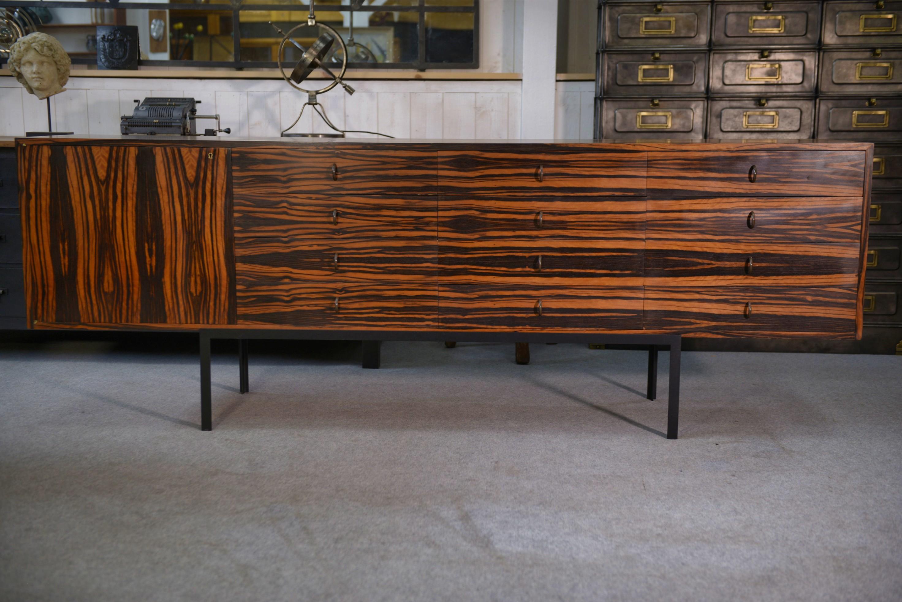 Scandinavo moderno Enfilade design en ébène du Gabon 1 porte 12 tiroirs 1960's in vendita