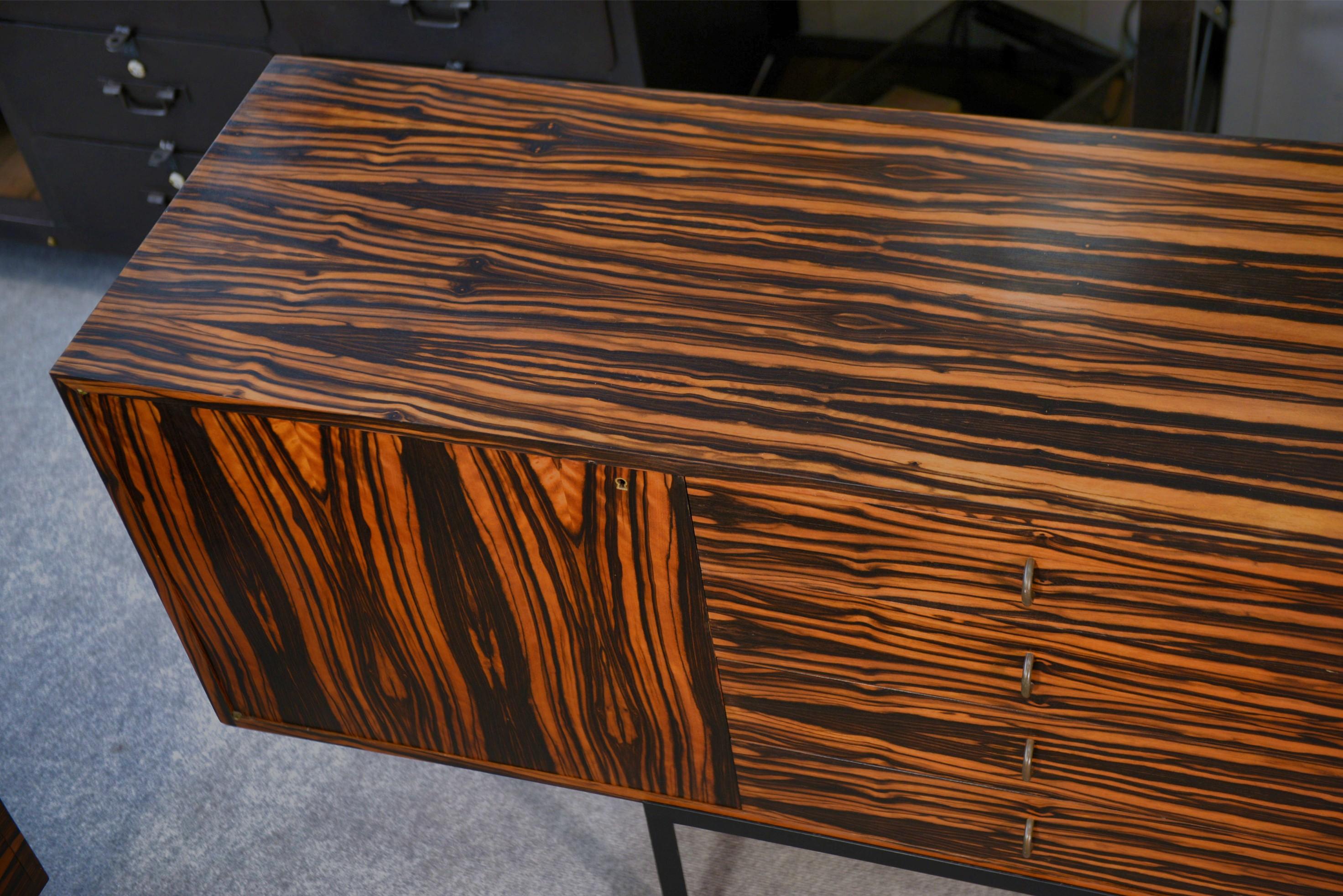 Francese Enfilade design en ébène du Gabon 1 porte 12 tiroirs 1960's in vendita