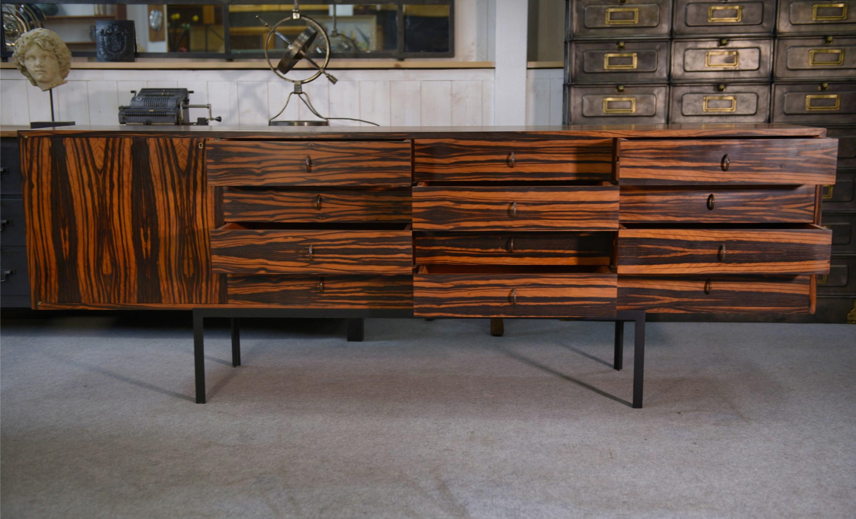 Enfilade design en ébène du Gabon 1 porte 12 tiroirs 1960's In condizioni buone in vendita a TOURCOING, FR