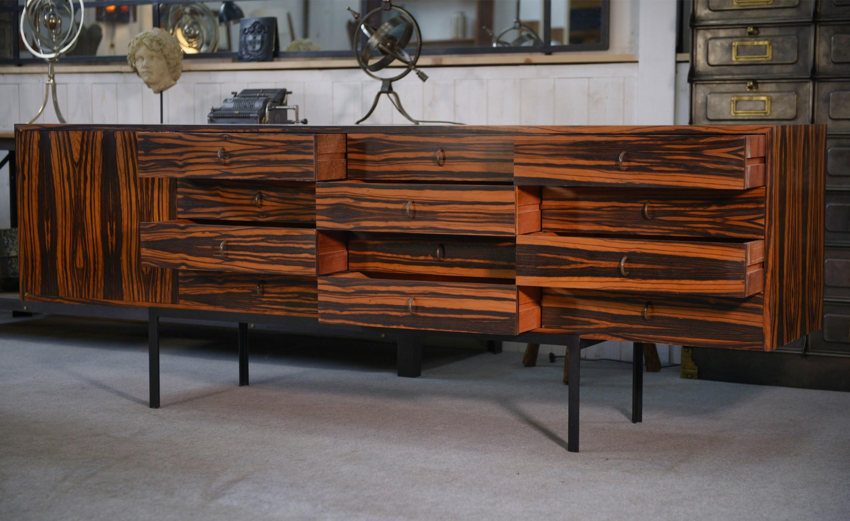 Metà XX secolo Enfilade design en ébène du Gabon 1 porte 12 tiroirs 1960's in vendita