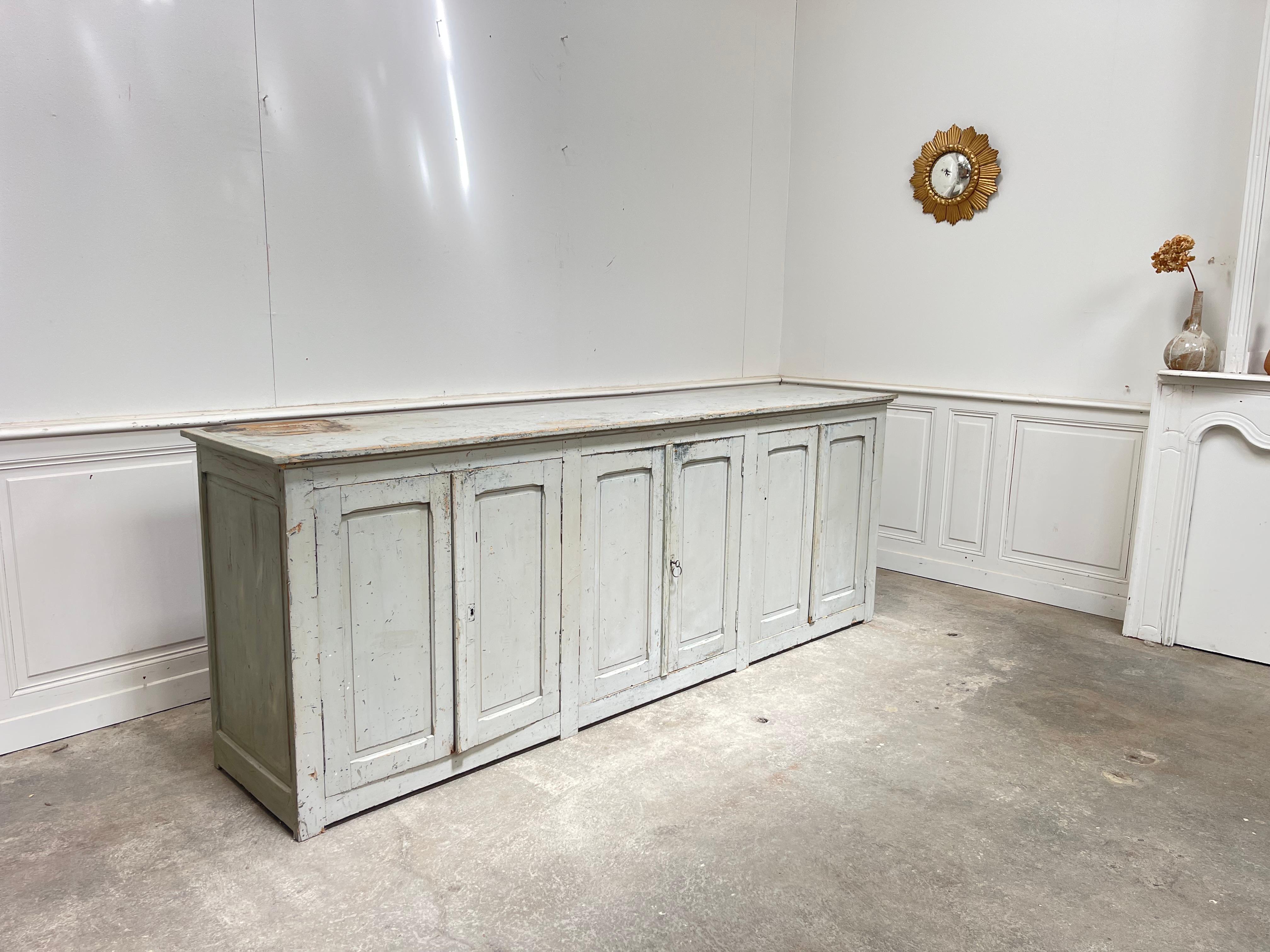 ETTE grande enfilade en bois de sapin proviene da un antico atelier. La sua patina d'origine, con tonalità grigie chiare, rivela anche i segni d'uso (pentole, tracce di attrezzi) e conferisce un ulteriore charme.

Fabbricata negli anni '40, è stata